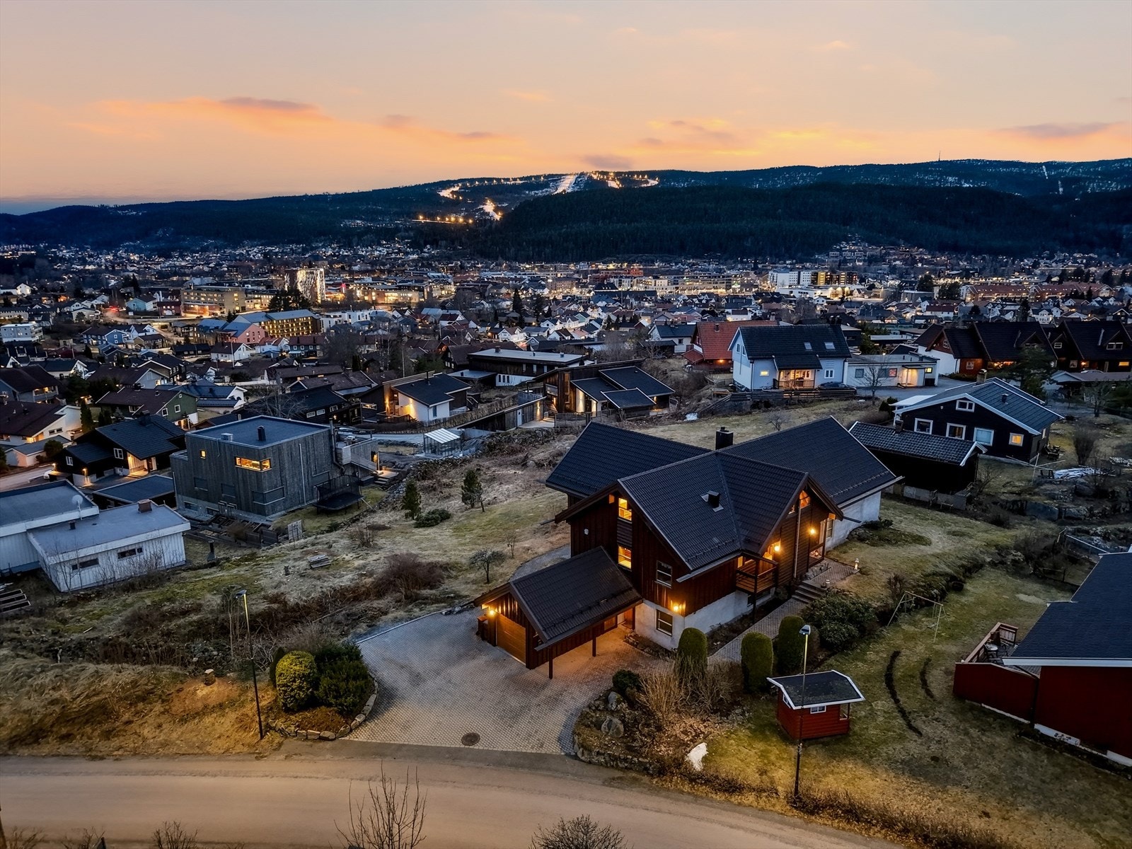 Eiendommen har en meget attraktiv beliggenhet, i populære Sulusåsen - passe nært til både byens puls, samt flotte skogs- og friområder for rekreasjon og avslapning. Galleribilde