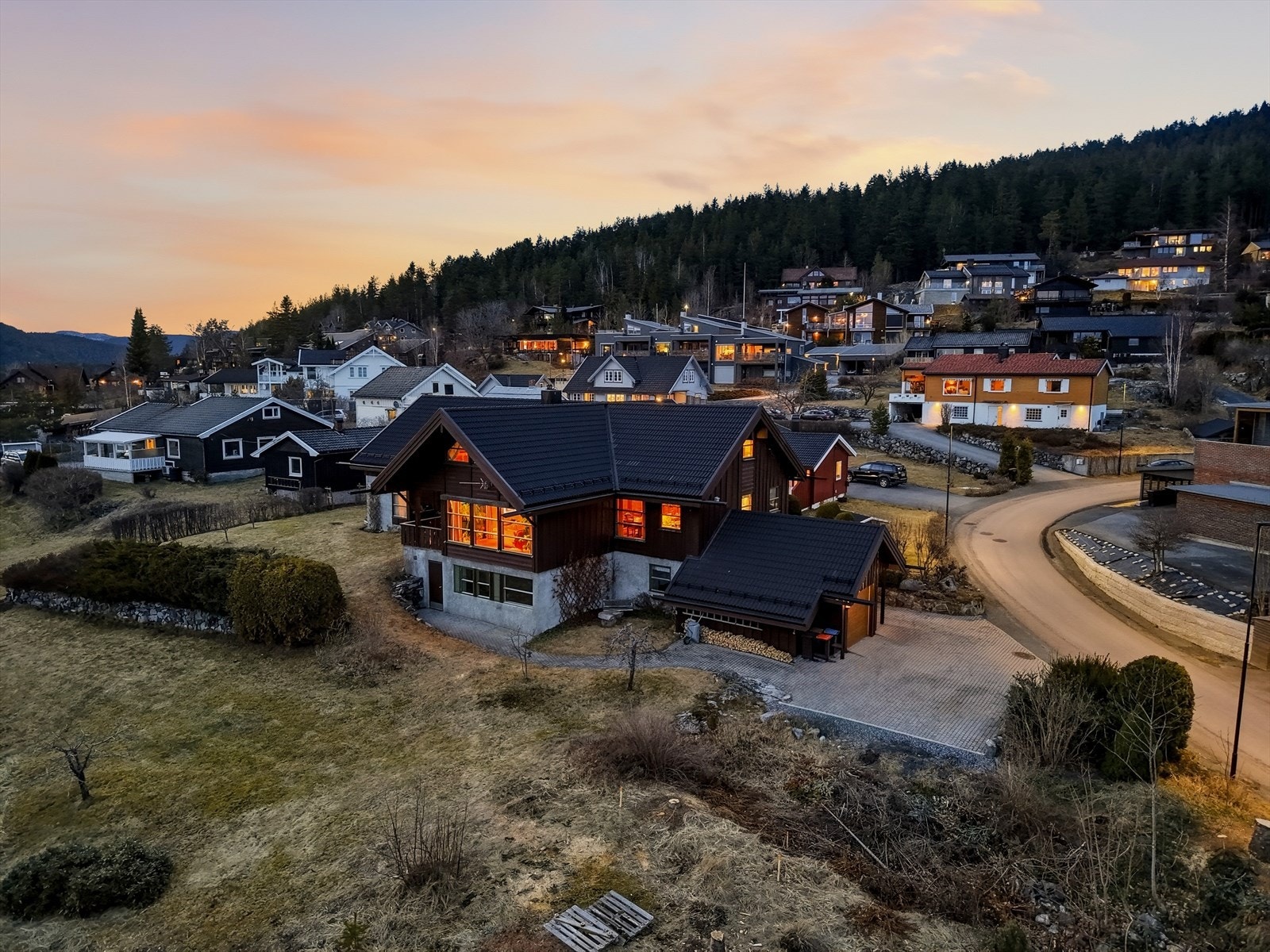 Eneboligen ligger nært til marka, like i bakkant, med flotte turstier og sykkelløyper, i retning av populære turmål som bl.a. Stanga, Fauleplass, Langevannstoppen og Kjennerudvannet. Galleribilde
