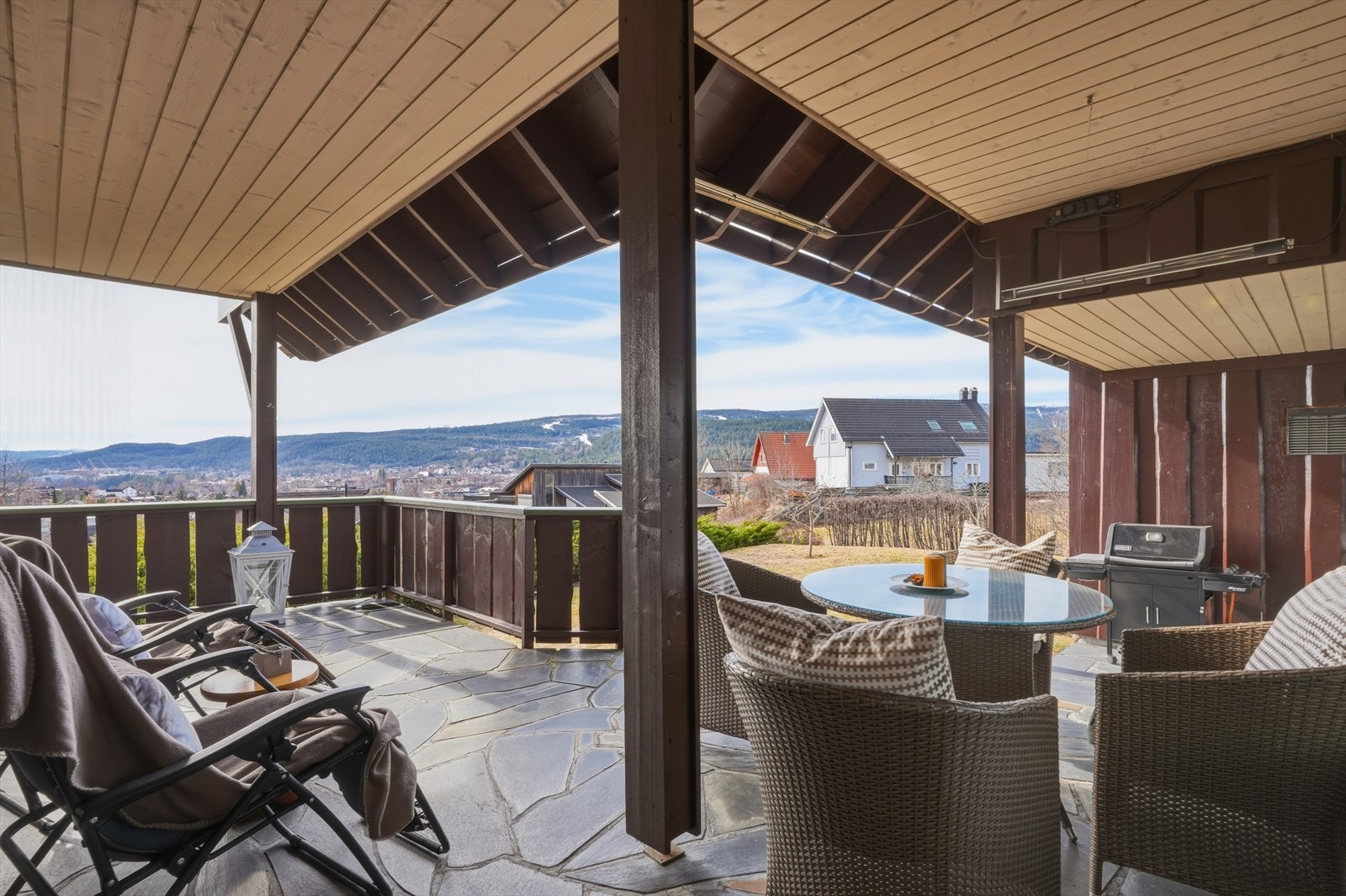 Terrassen er lun og koselig, og takoverbygget sikrer at utemøblene kan stå ute gjennom hele året. Galleribilde