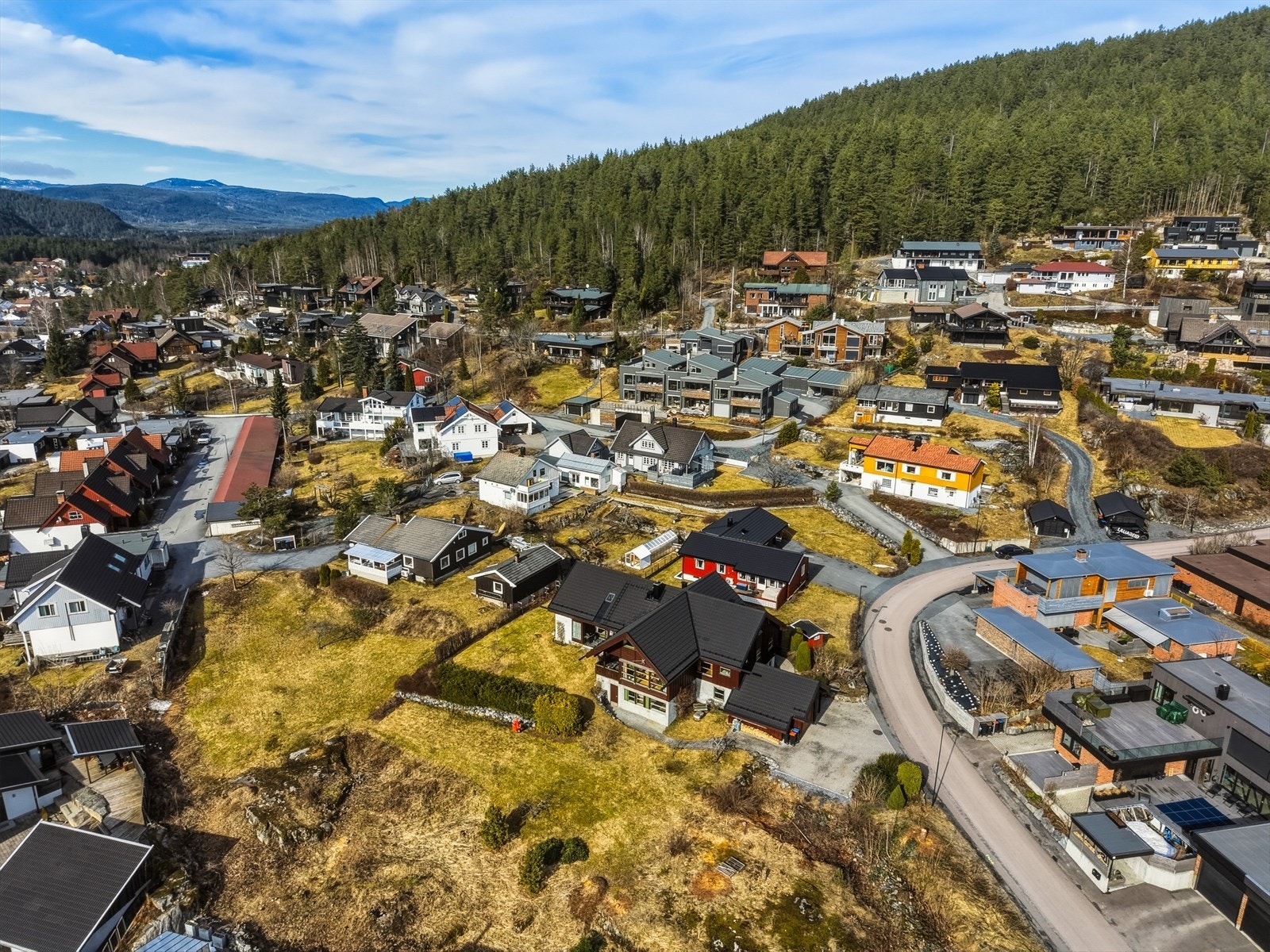 Eiendommen fremstår i dag med et grønt areal foran seg, som i nær fremtid vil bli fortettet noe. Utsikten fra Sulusåsveien 3 vil således bli noe begrenset fra dagens utsikt, men det kommer ikke til å bli avskåret/borte. Galleribilde