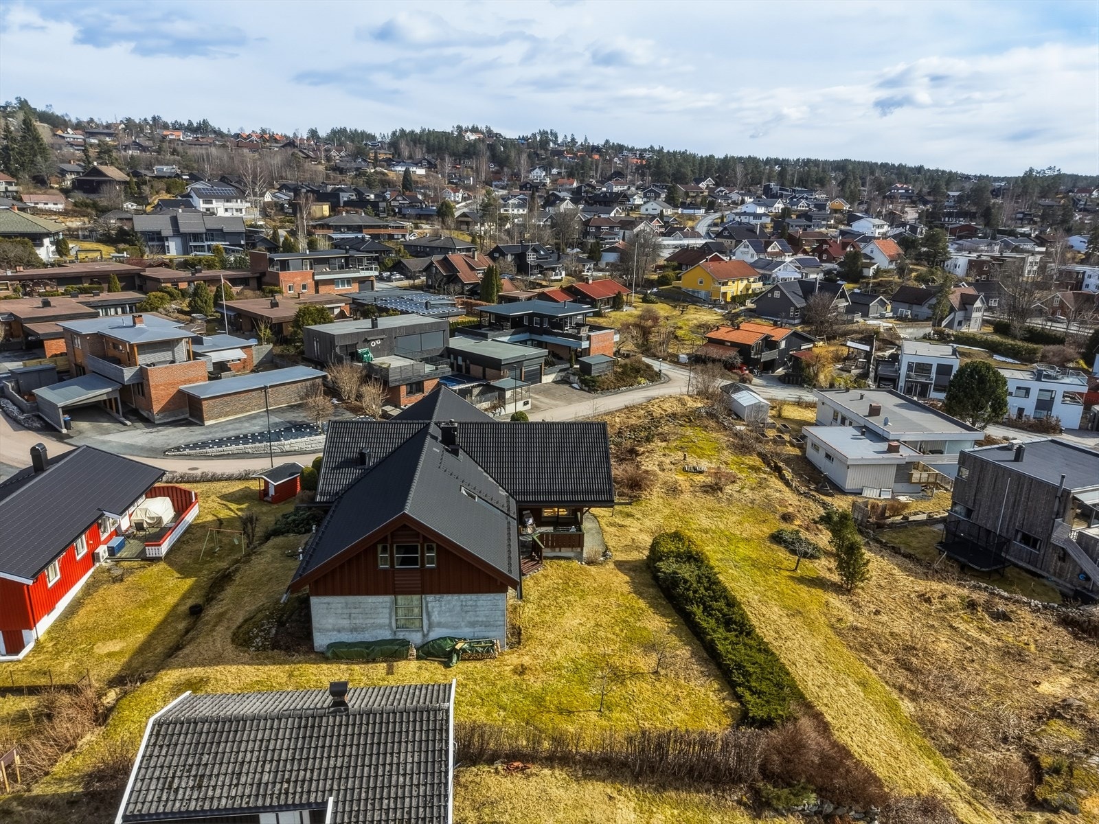Sola til sene kvelden. Høyt og luftig med skrånende terreng mot tomtene i front. Galleribilde