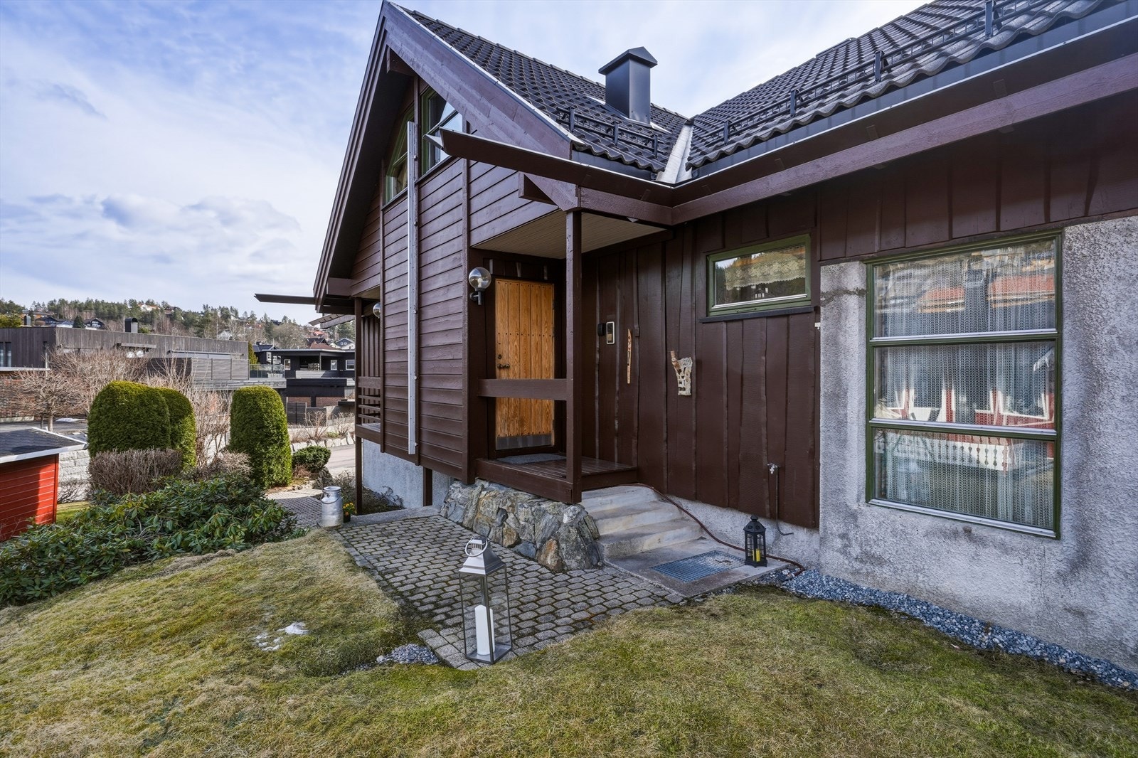 Inngangspartiet, steinlagt og med takoverbygg. Det er også montert brannstige på yttervegg, for trygg rømningsvei fra loftsetasjen. Galleribilde