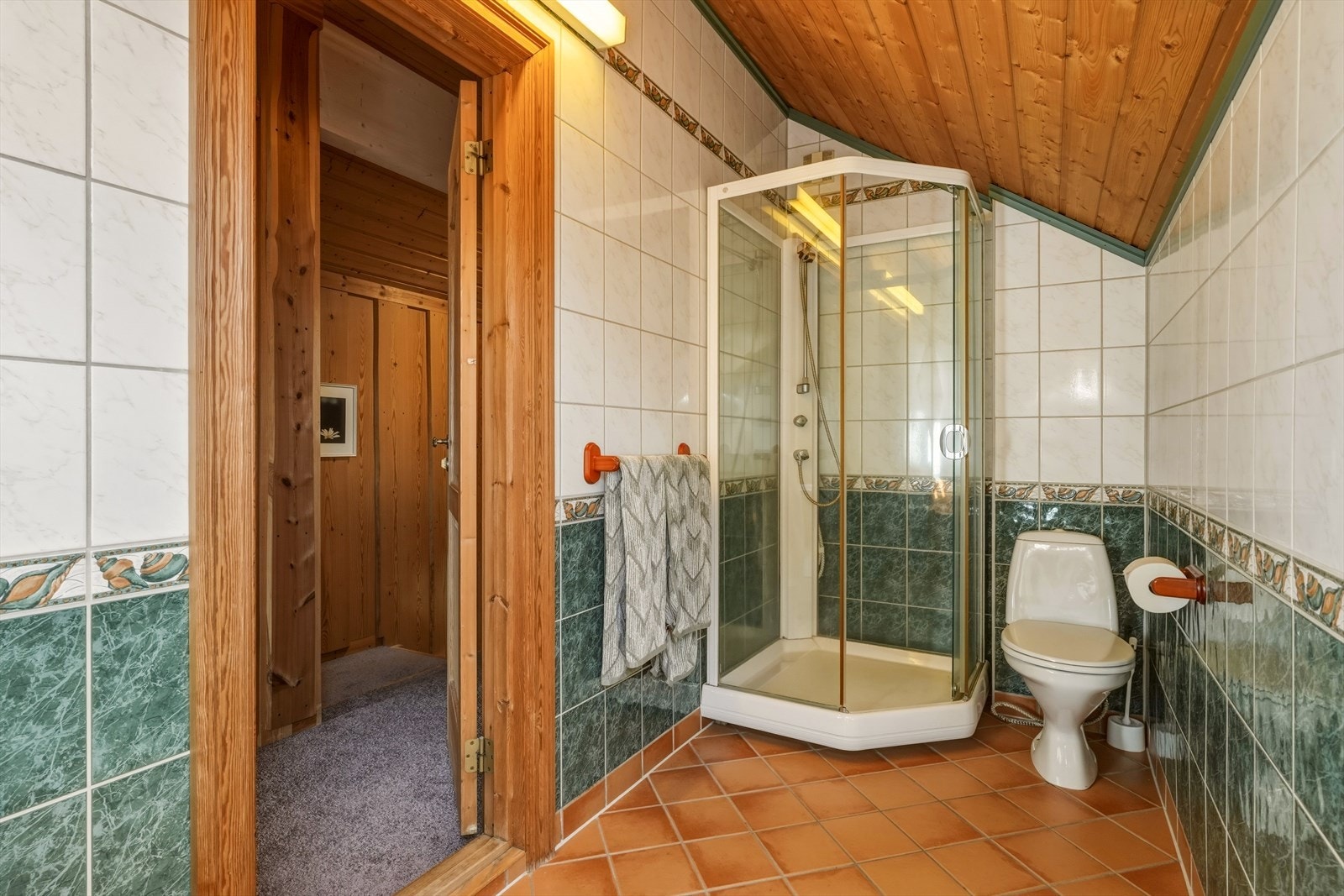 Badet er videre utstyrt med dusjkabinett og toalett. Praktisk plassert, i nærheten av alle de 4 soverommene i toppetasjen. Galleribilde