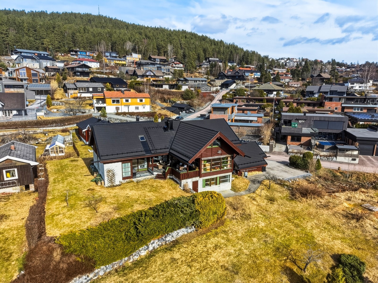 Eiendommen er en robust, solid og romslig enebolig, på en flott opparbeidet og solrik eiertomt! Galleribilde