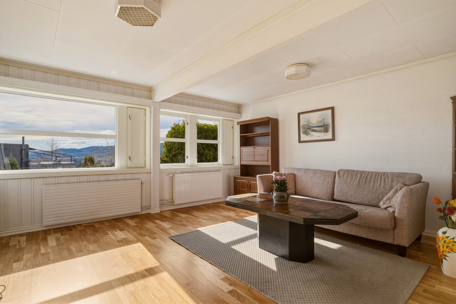 Boligen er utstyrt med en egen utleieleilighet, som har vært der siden boligen var ny. Stue i hybeldel, med en nyere radiator, byttet i 25/26. Galleribilde