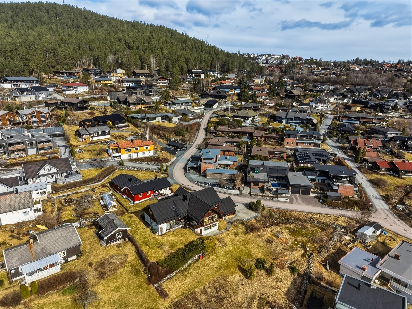 Tett på flotte friområder. Etter en løpetur eller tur på skogsstiene, passer det godt med et bad på Kjennerudvannet. Galleribilde