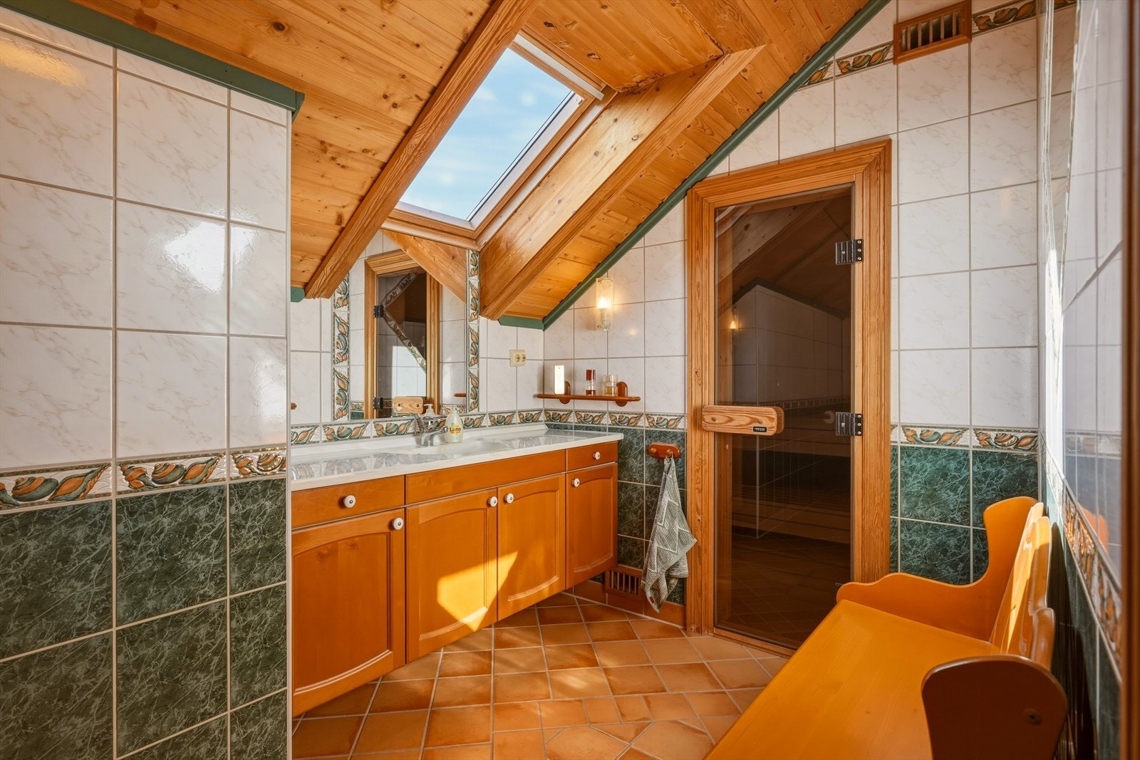 Loftsetasjen er også utstyrt med eget baderom. Her er det takvindu med godt lysinnslipp, og man har også tilgang på eget badstuerom. Galleribilde