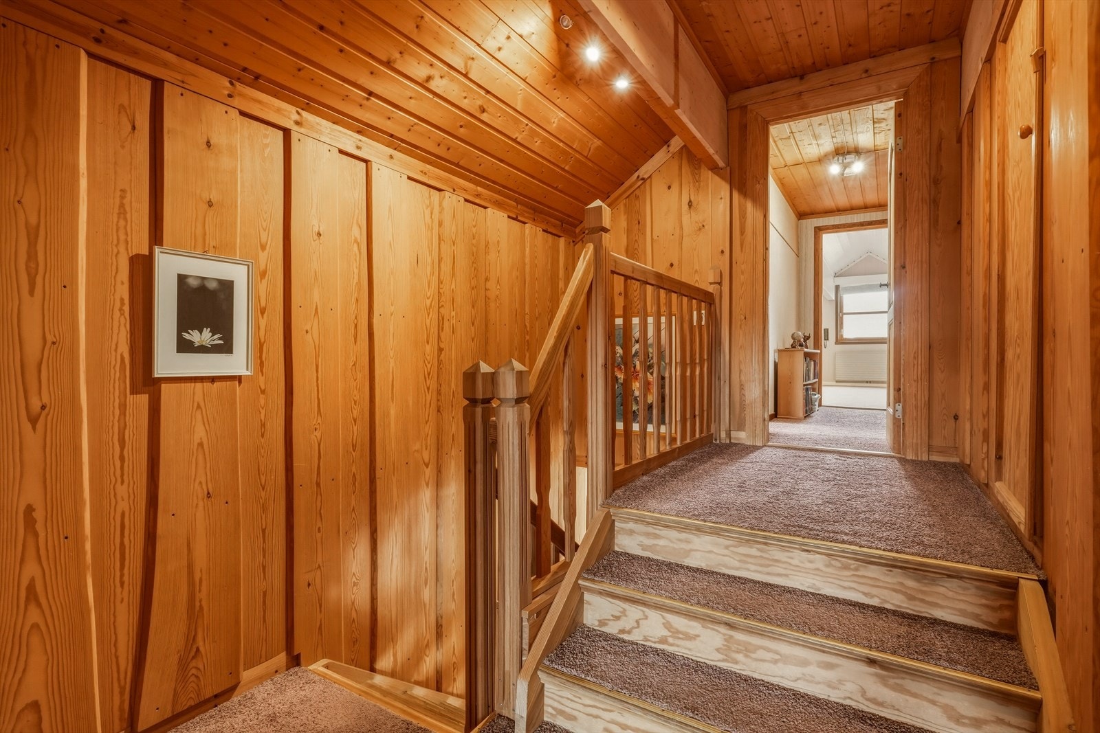 Videre er det åpen trappegang i huset, med trapp opp til loftsetasje og ned til underetasjen. Her avbildet trappegangen på loftet. Galleribilde