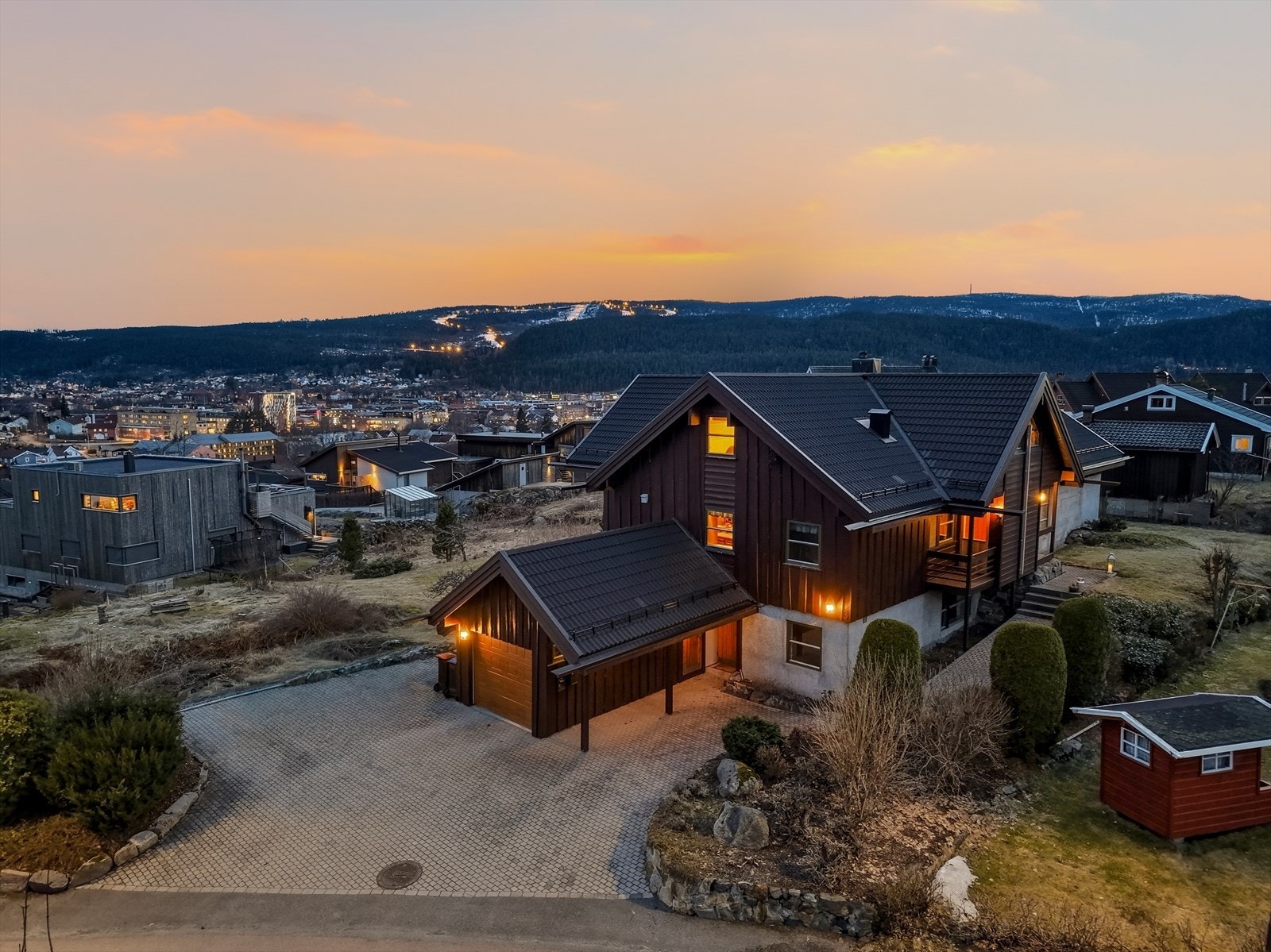 En attraktiv adresse i et etterspurt og barnevennlig nabolag - på solsiden av Kongsberg by. Galleribilde