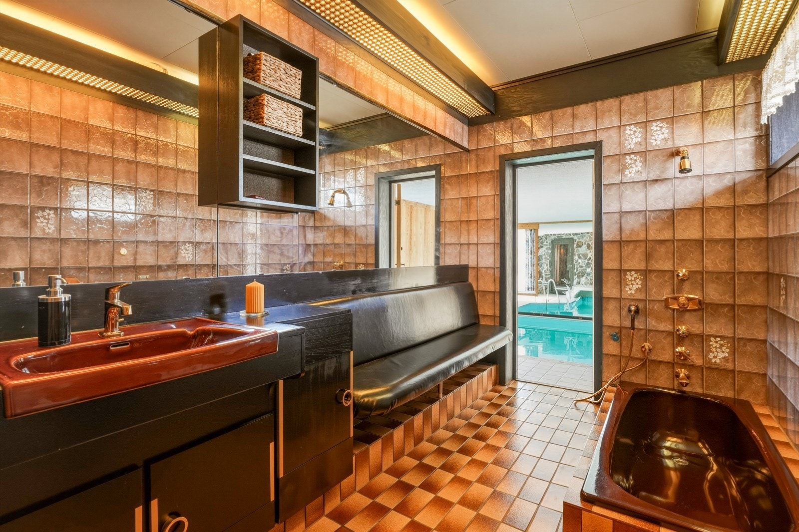 Fra fløyen med basseng, har man også tilgang til et romslig bad, laget for avslapning og velvære. Badet har også gjennomgang, med tilkomstmulighet fra husets gang og oppholdsareal. Galleribilde