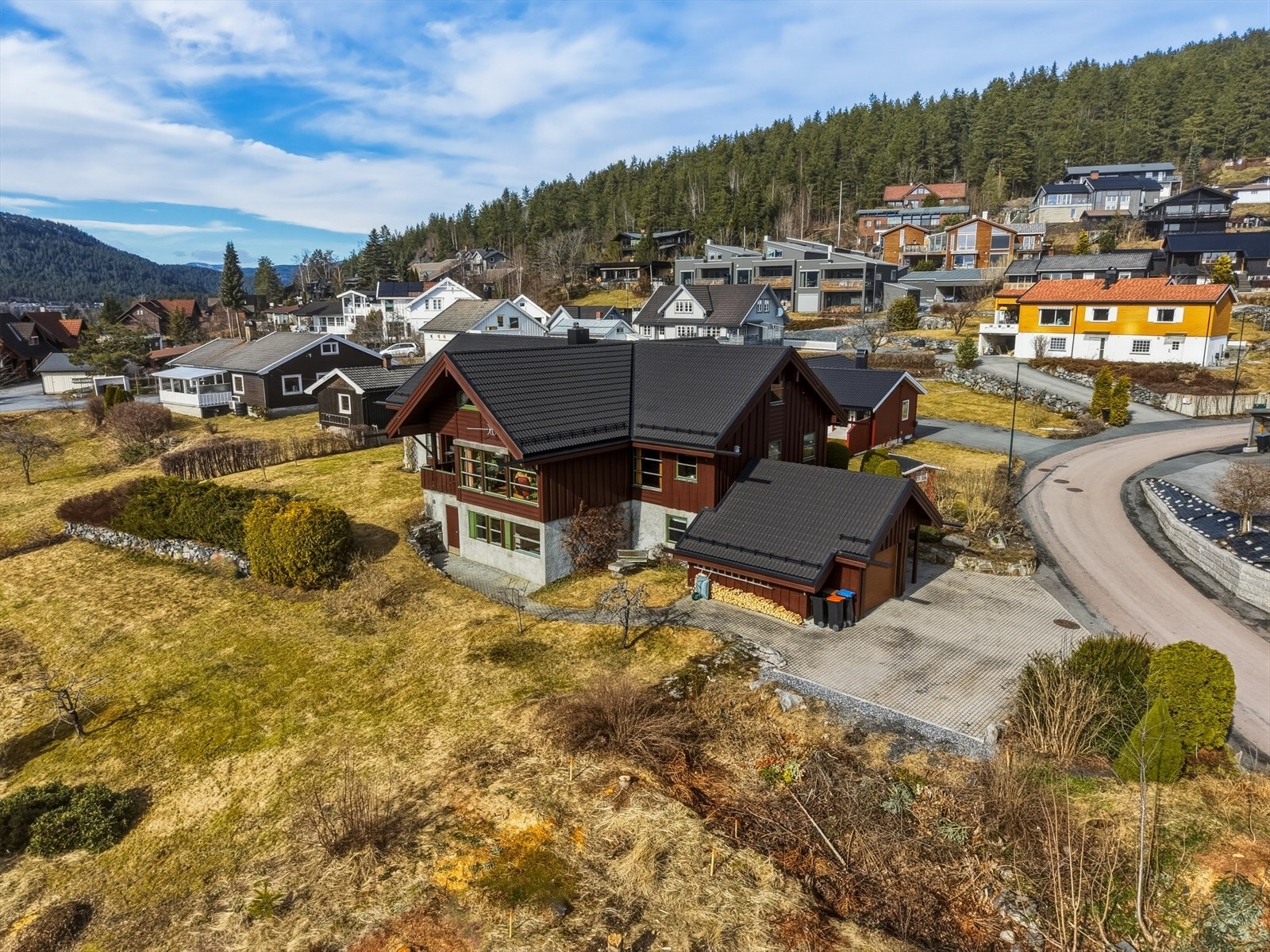 Boligen har i tillegg til garasjen, god plass til 4-5 biler - og det er således enkelt å holde plass til leietakere med egen bil. Galleribilde