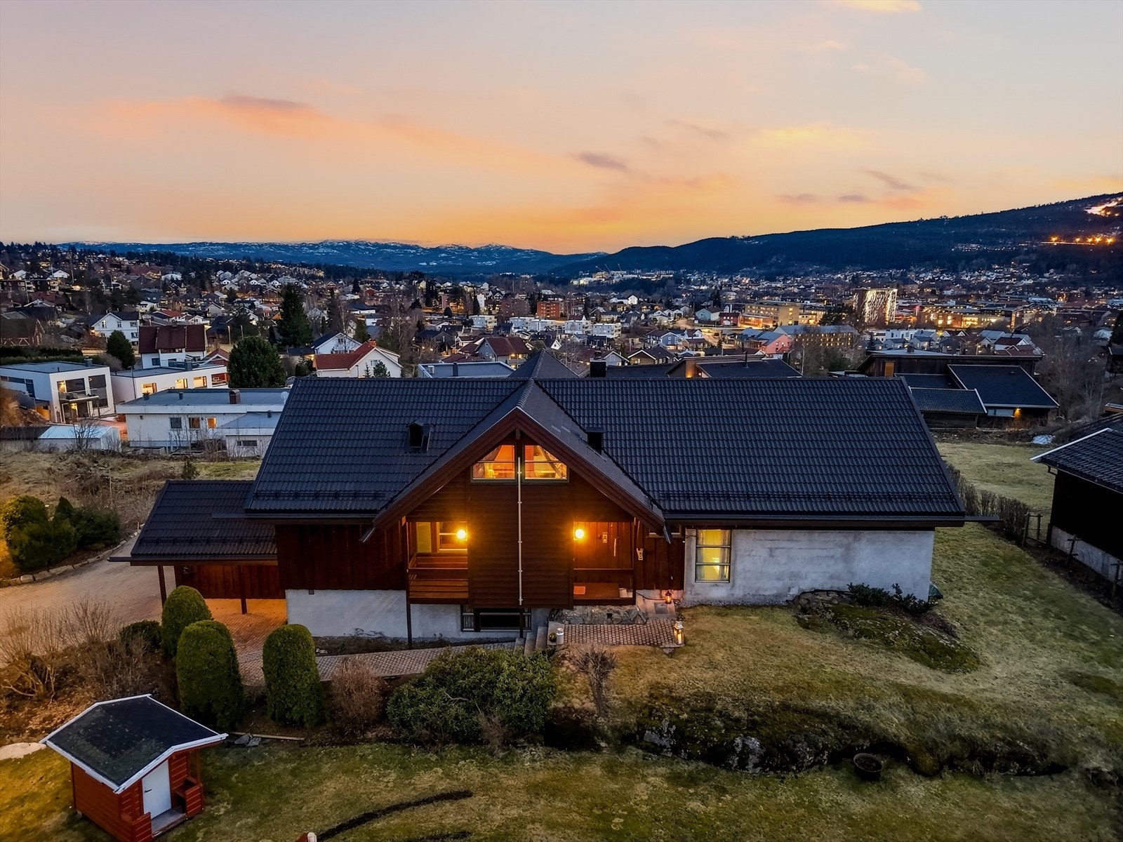 Utsikten fra eiendommen er storslått. Foran eiendommen vil det bli bygget 3 eneboliger i nær fremtid, men disse er nøye plassert for å bevare best mulig utsikt for Sulusåsveien 3. Galleribilde