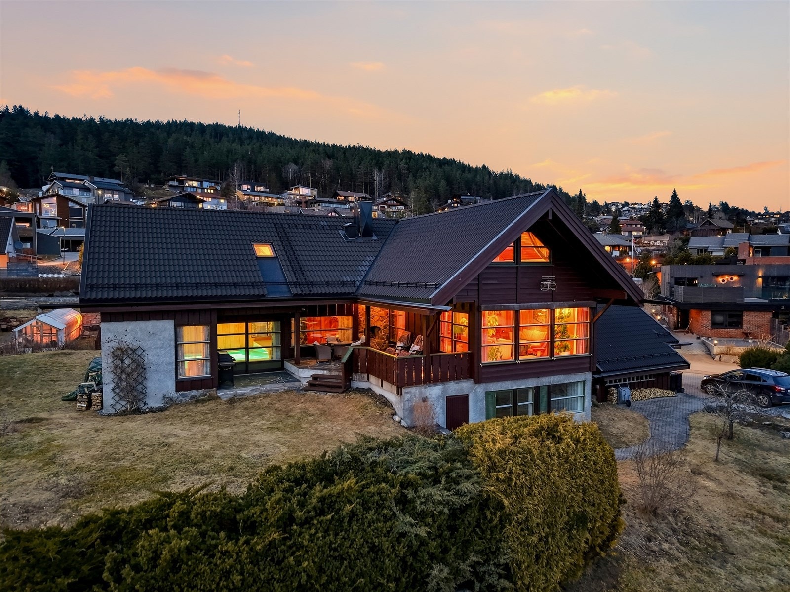 Boligen er delt av med uteplass og hage i ulike nivåer. Fra hovedetasjen har man utgang til en skiferlagt og takoverbygd terrasse med sola til langt på kvelden. Galleribilde