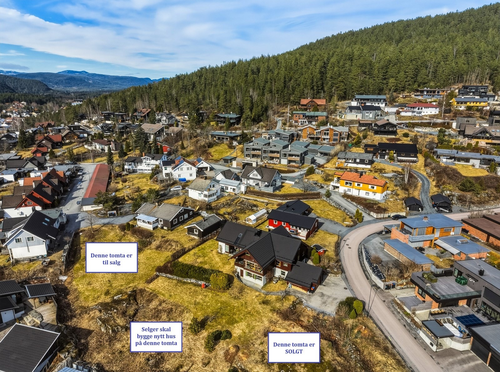 ''Fremtidige planer for fortetting. 3 tomter skal bebygges, hvor selger selv skal bygge nytt hus på den midtre tomta. Eiendommene som er tiltenkt er avmerket i terreng, og plassering kan besiktiges ved visning. Tegninger fra arkitekt kan fremlegges. Galleribilde