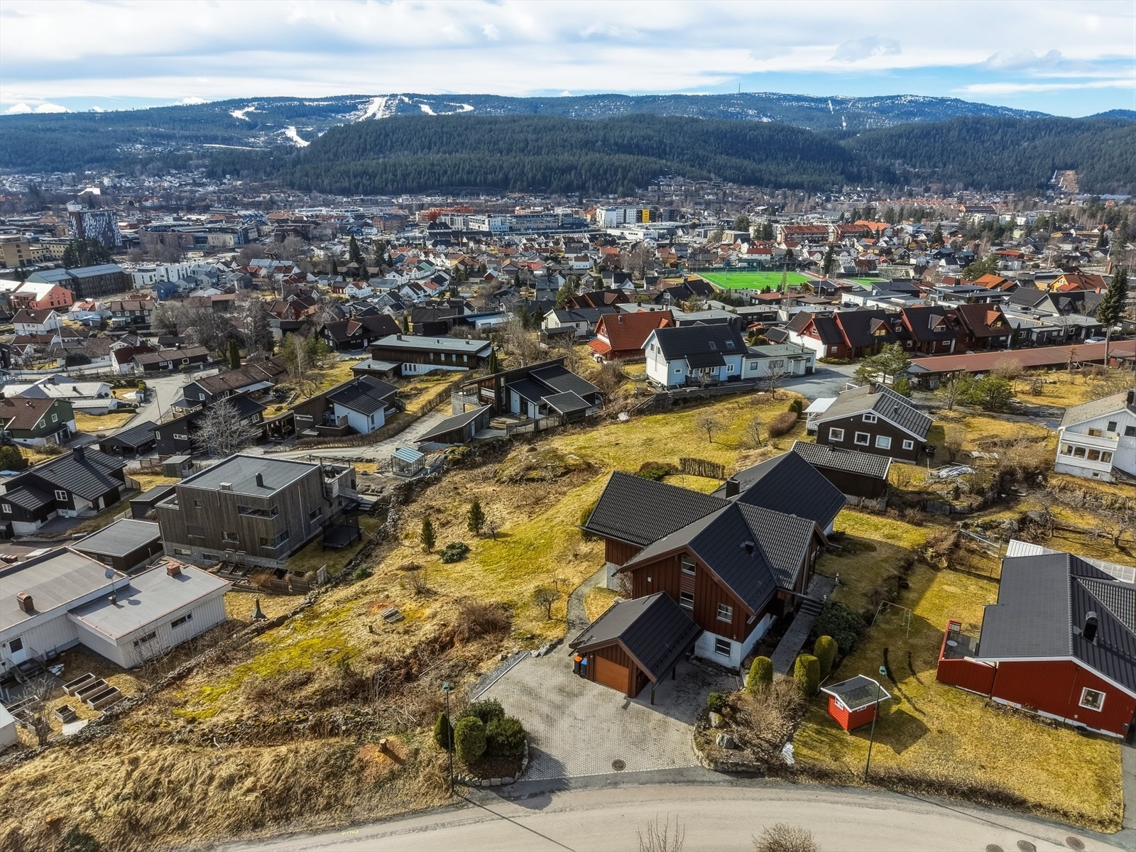 Solrikt og luftig, med god parkeringsplass utenfor garasje og inngangsparti. Galleribilde