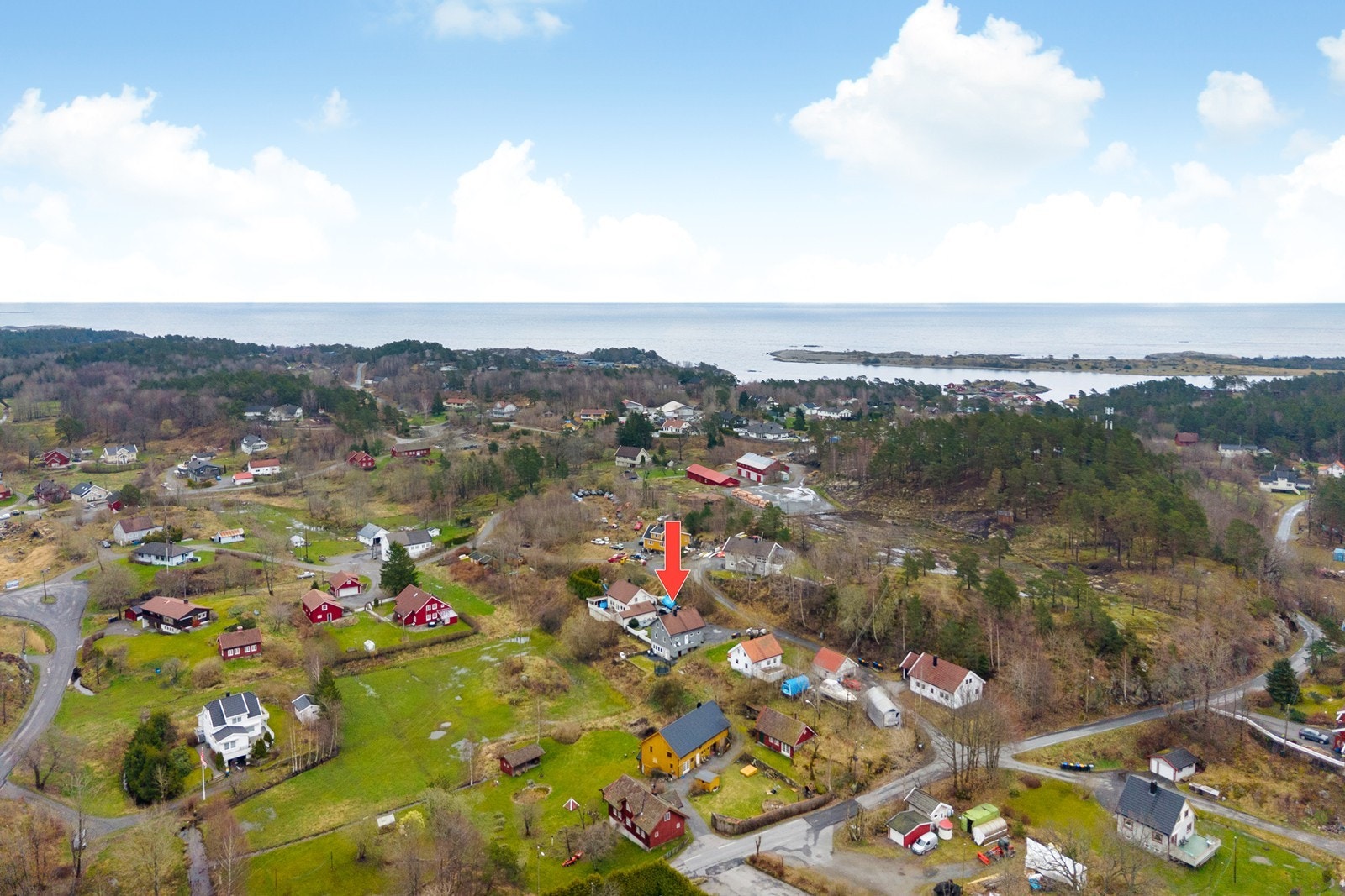Kort vei til butikk, barnehage, skole, idrettsanlegg med kunstgressbane og lysløype, og turområder som Hove, Spornes, Øyna og Gjerstadvannet for å nevne noe Galleribilde