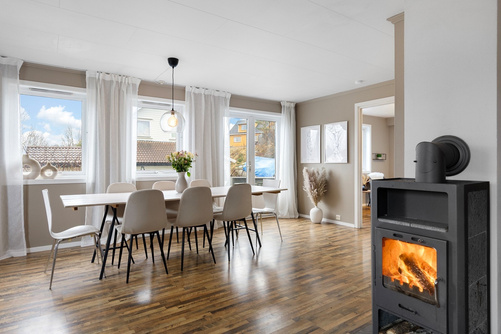 Lyst og innbydende med store vindusflater Galleribilde