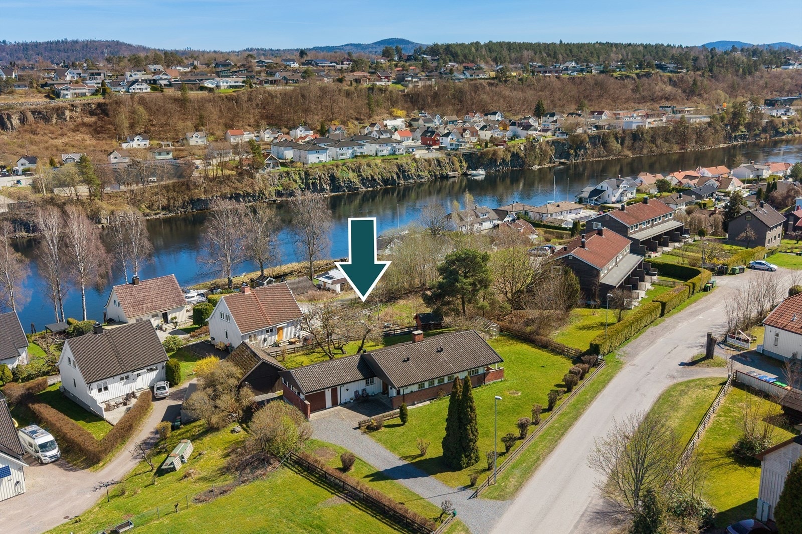 Beliggenheten gir nærhet til elven og fine turområder. Galleribilde