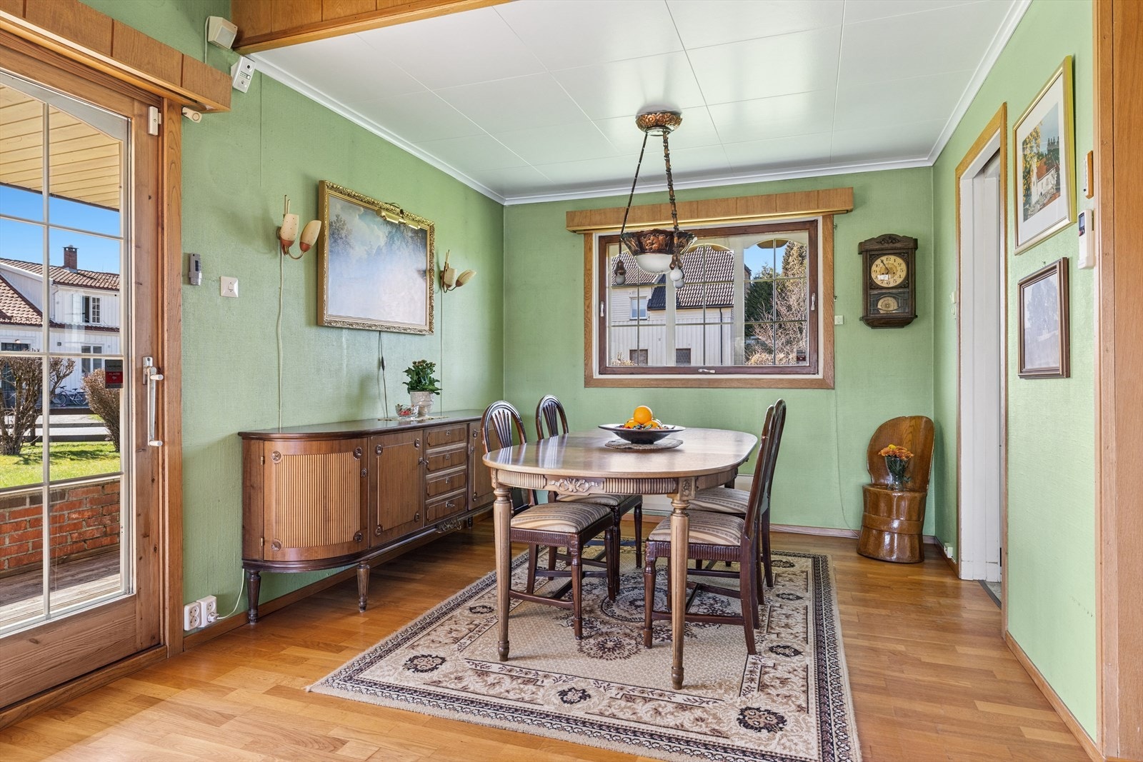Spisestuen ligger i tilknytning til både stue og kjøkken, med god plass til spisebord. Galleribilde