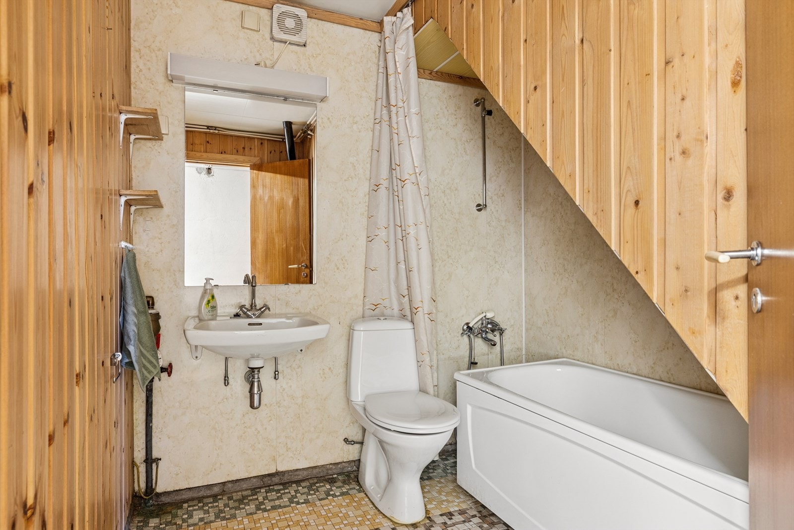 Badet i kjelleren er utstyrt med badekar, servant og gulvmontert toalett. Galleribilde