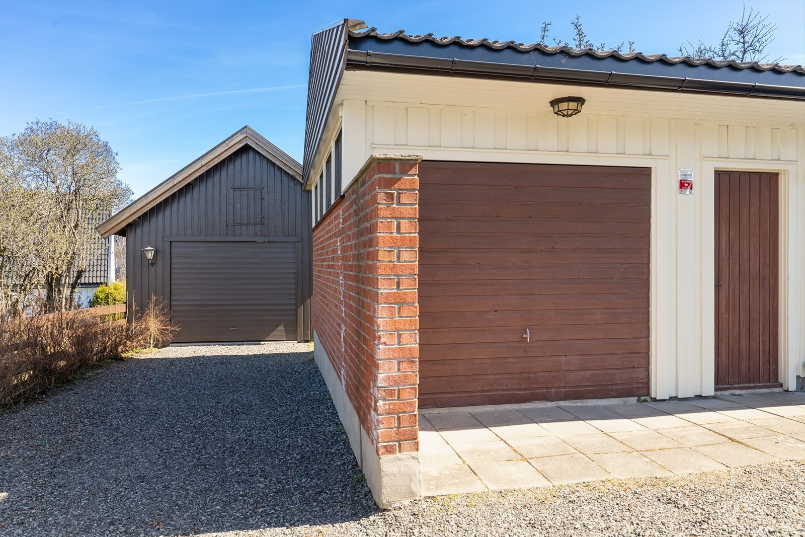 Eiendommen har både en integrert garasje og en eldre, frittstående garasje. Galleribilde