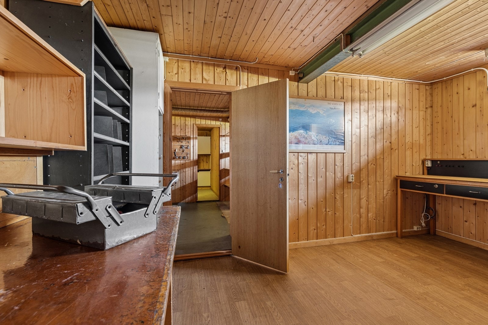Kjelleren byr på flere boder og et arbeidsrom med gode lagringsmuligheter. Galleribilde