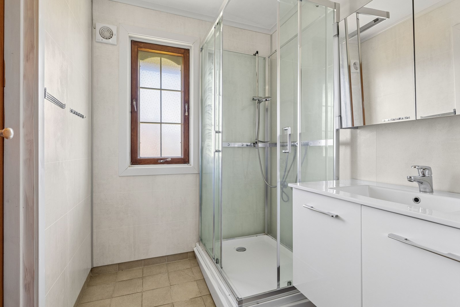 Badet i første etasje har fliser på gulvet, baderomsplater på veggene og mekanisk avtrekk. Galleribilde