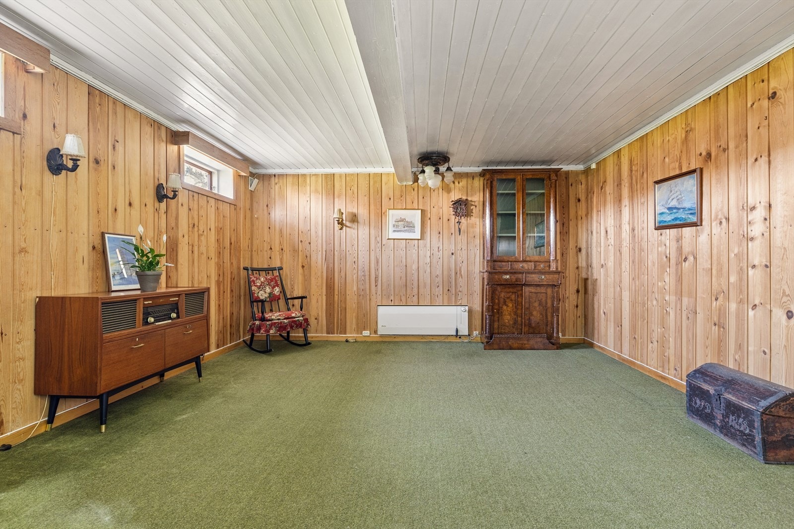 Rommet gir ekstra plass og fleksible bruksmuligheter for hobby eller oppbevaring. Galleribilde