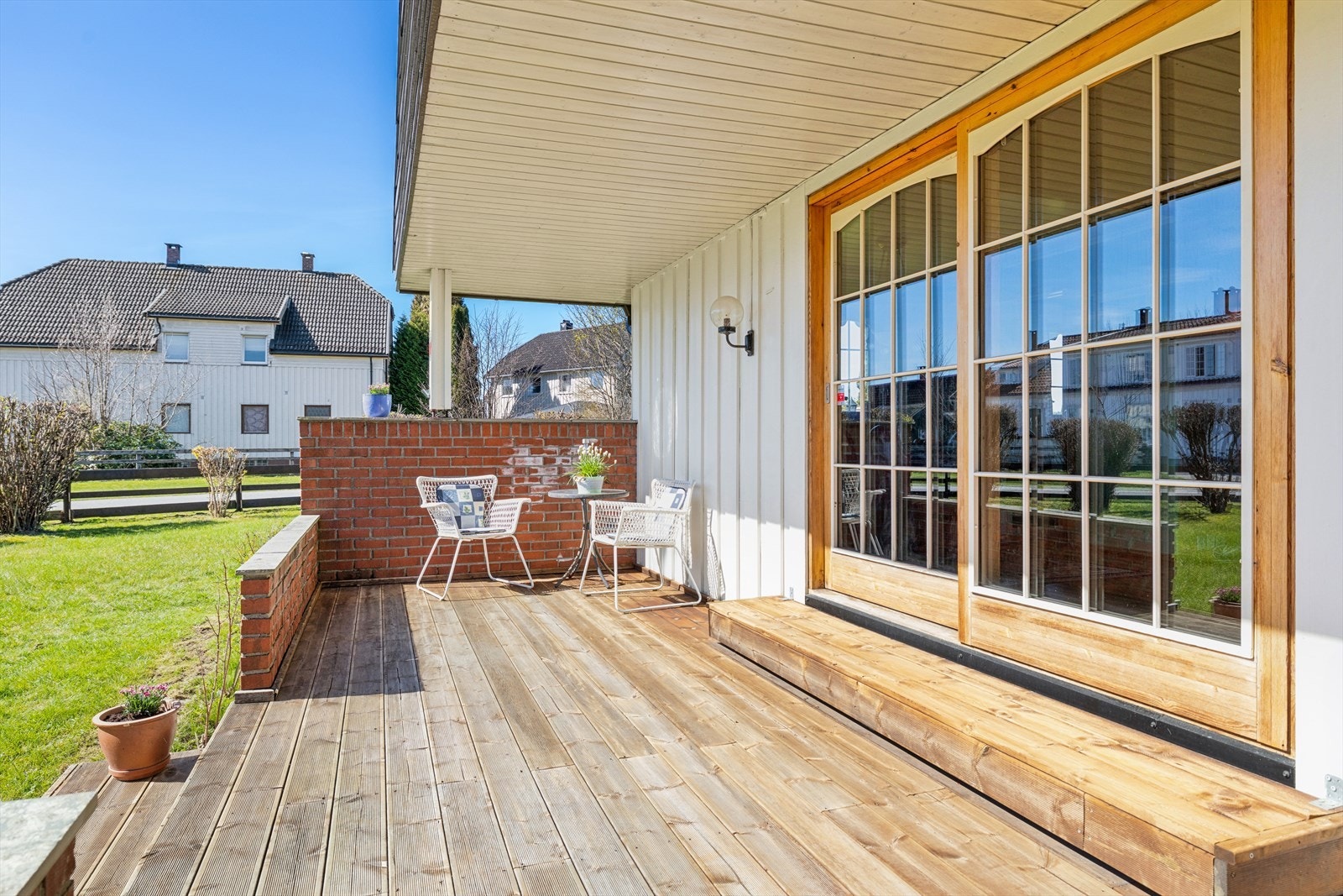 Terrassen har terrassebord av impregnert treverk som er byttet i nyere tid. Her bør det kunne være muligheter for å bygge større terrasse om ønskelig. Galleribilde