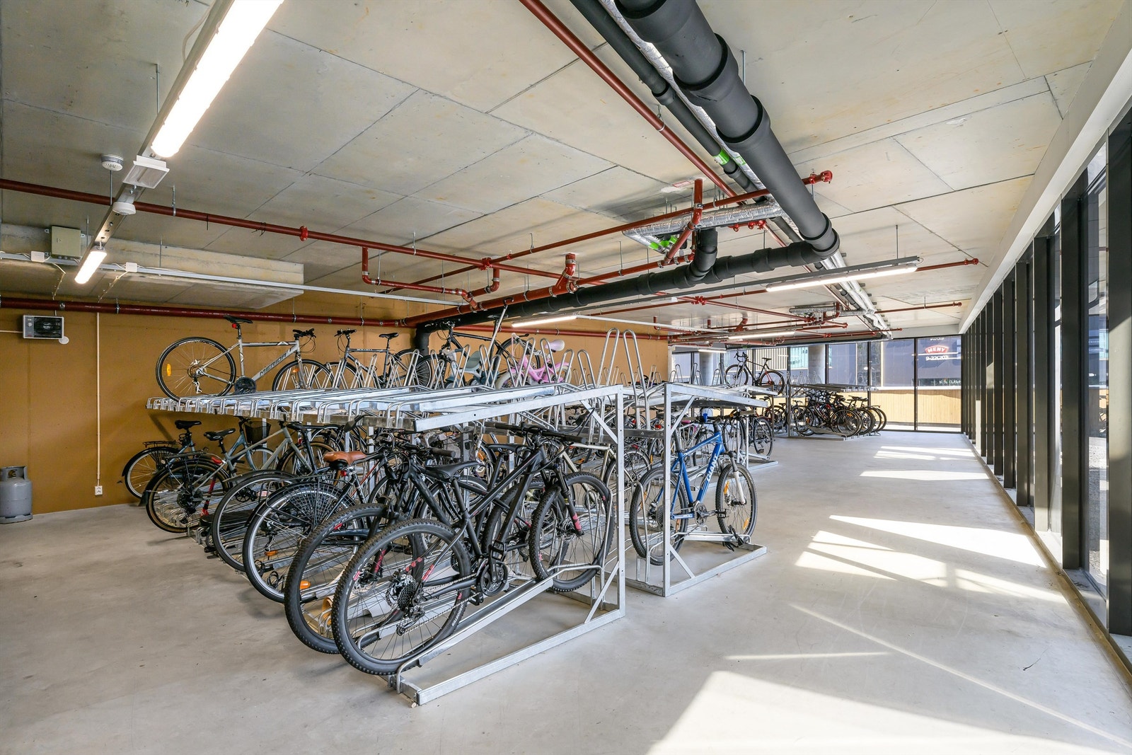 Felles sykkelparkering. Boligen disponerer 1 bod i 1. etasje som er tinglyst som en tilleggsdel til seksjonen. Galleribilde