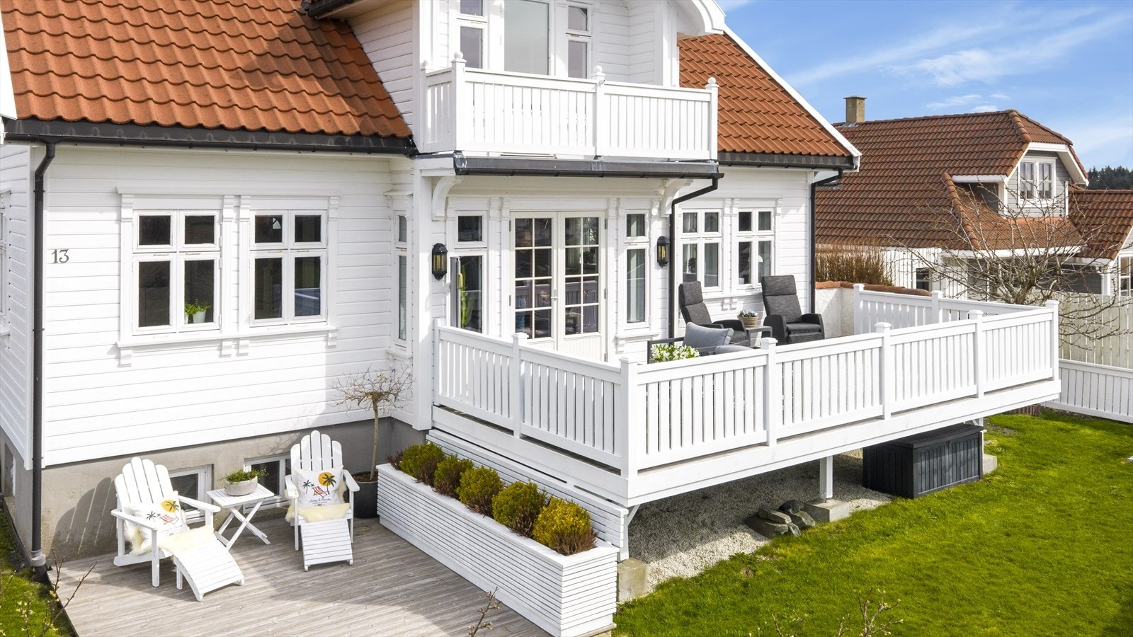 Mot sør finner du en stor og solrik terrasse i tilknytning til stuen i 1. etasje (ikke omsøkt/godkjent) - terrassen er oppført i 2022 Galleribilde