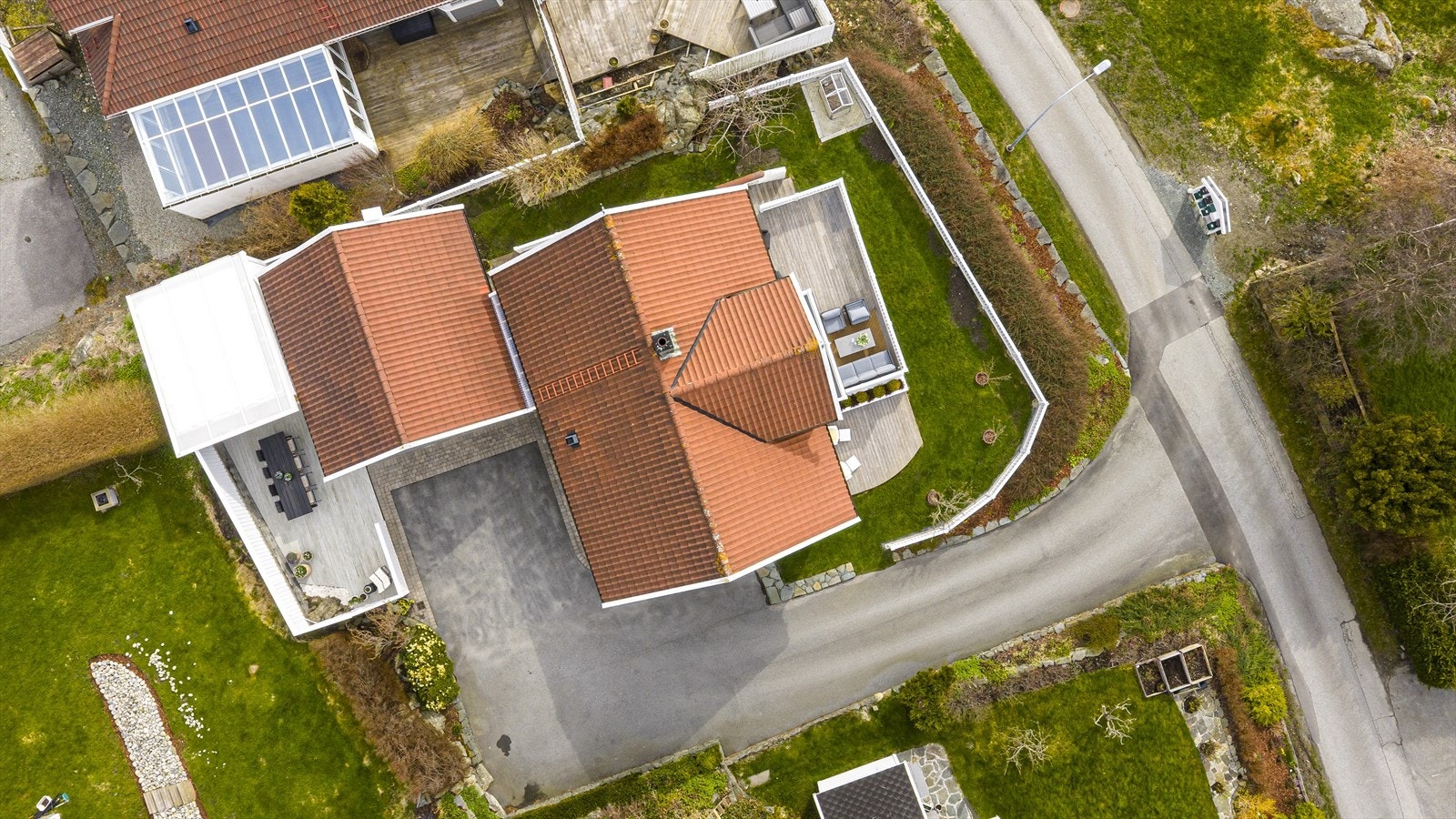 Eiendommen har en meget lettstelt og pent opparbeidet tomt med herlige utearealer Galleribilde