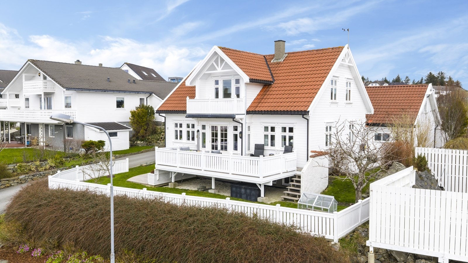 Stubbevegen 13 er en velholdt og flott enebolig fra 1998 som er innredet over tre plan Galleribilde