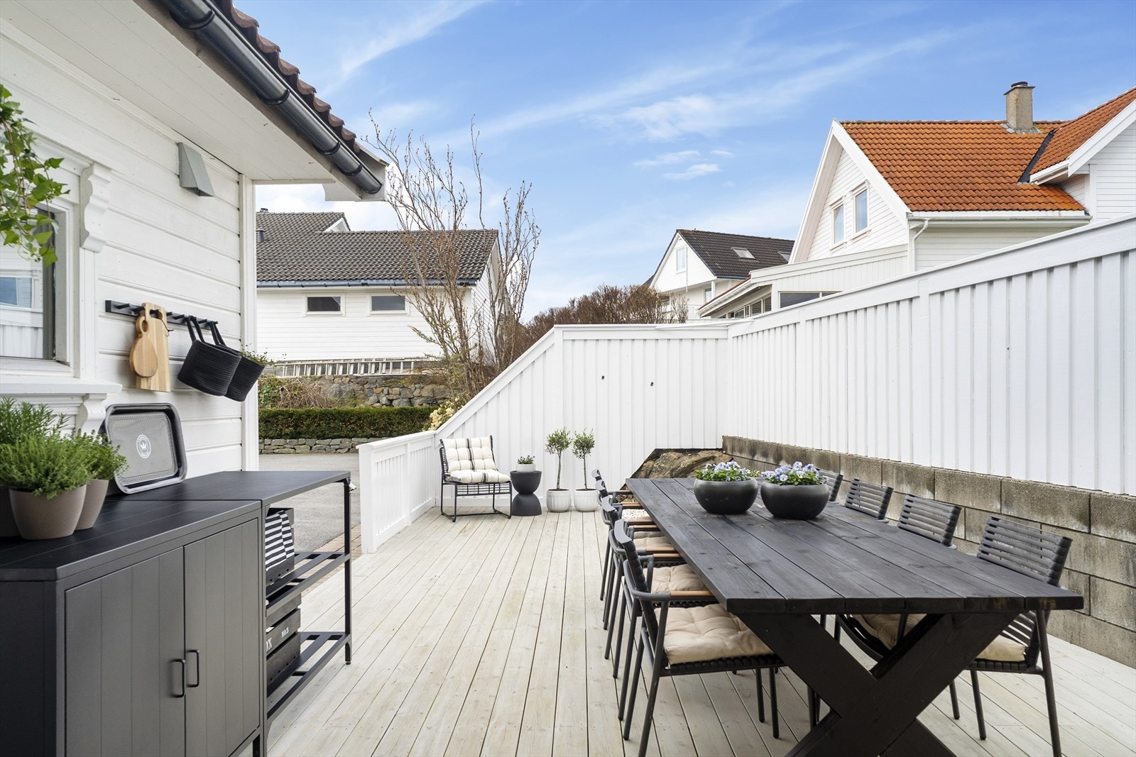 På vestsiden av boligen er det ytterligere en usjenert terrasse i tilknytning til hagestuen Galleribilde