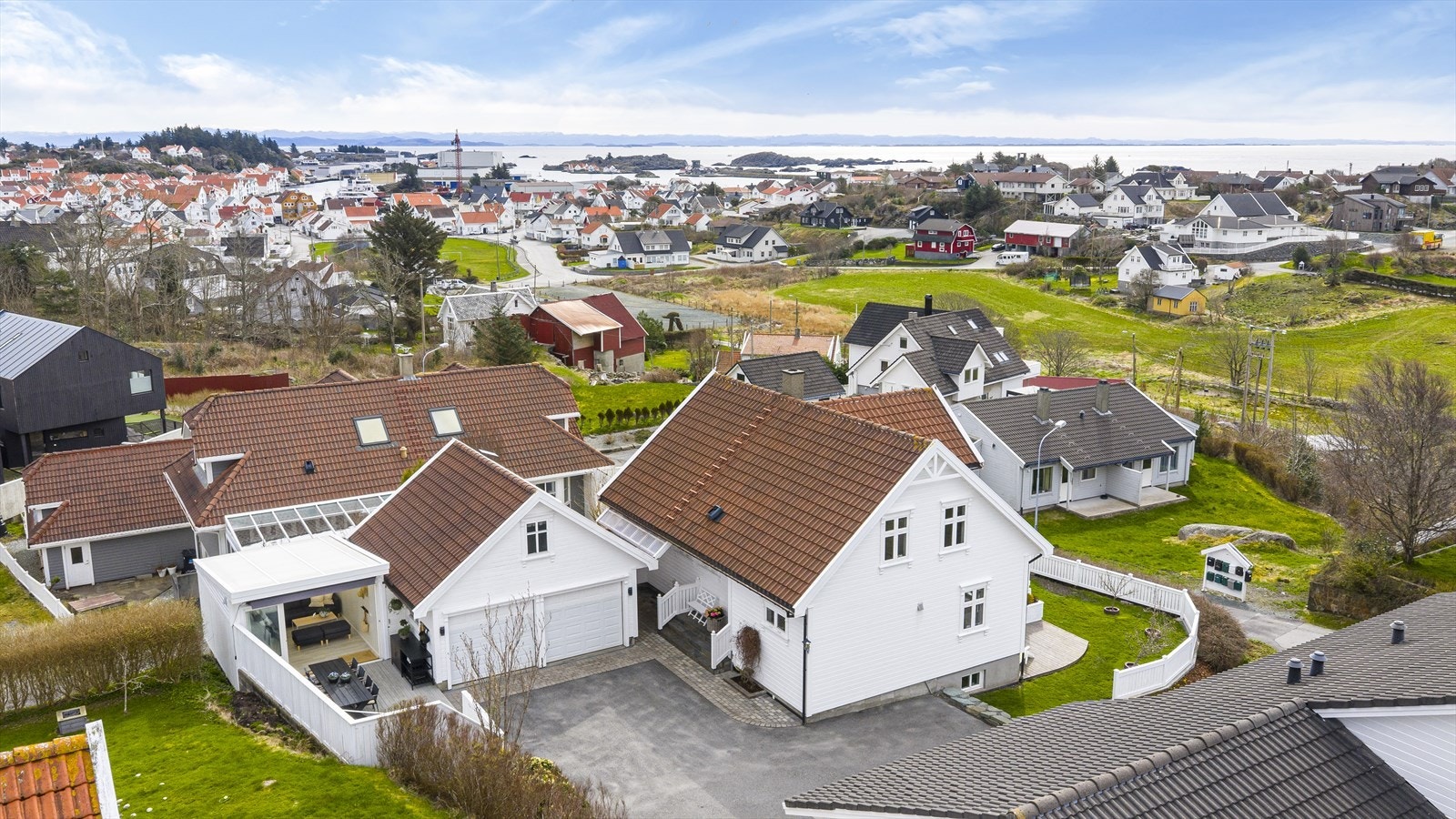 Boligen har en flott beliggenhet i et barnevennlig, sentralt og populært område i Skudeneshavn Galleribilde