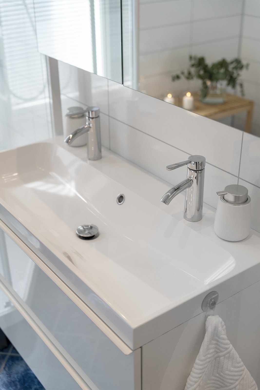 Badet har også nyere baderomsinnredning med skuffer til oppbevaring Galleribilde