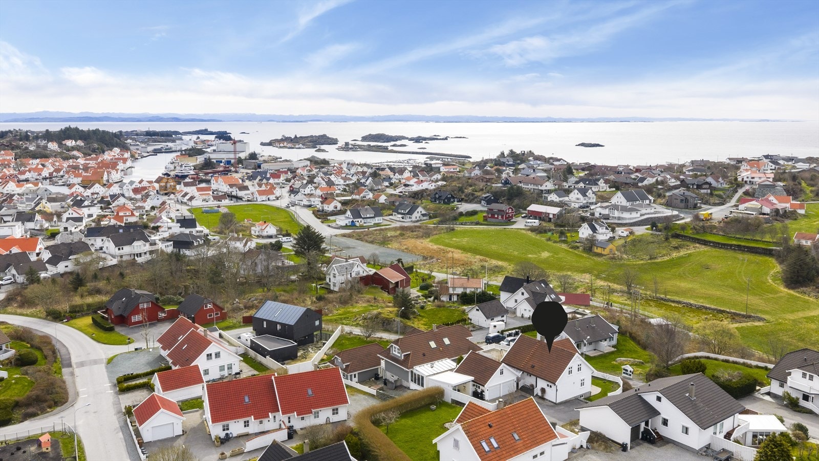 Herfra er det gangavstand til det aller meste som byen kan tilby, som blant annet barnehager, barne- og ungdomsskole, golfbane, flott idrettsanlegg, sandstrand, herlige turområder, idylliske gamlebyen og sentrum med dens fasiliteter Galleribilde