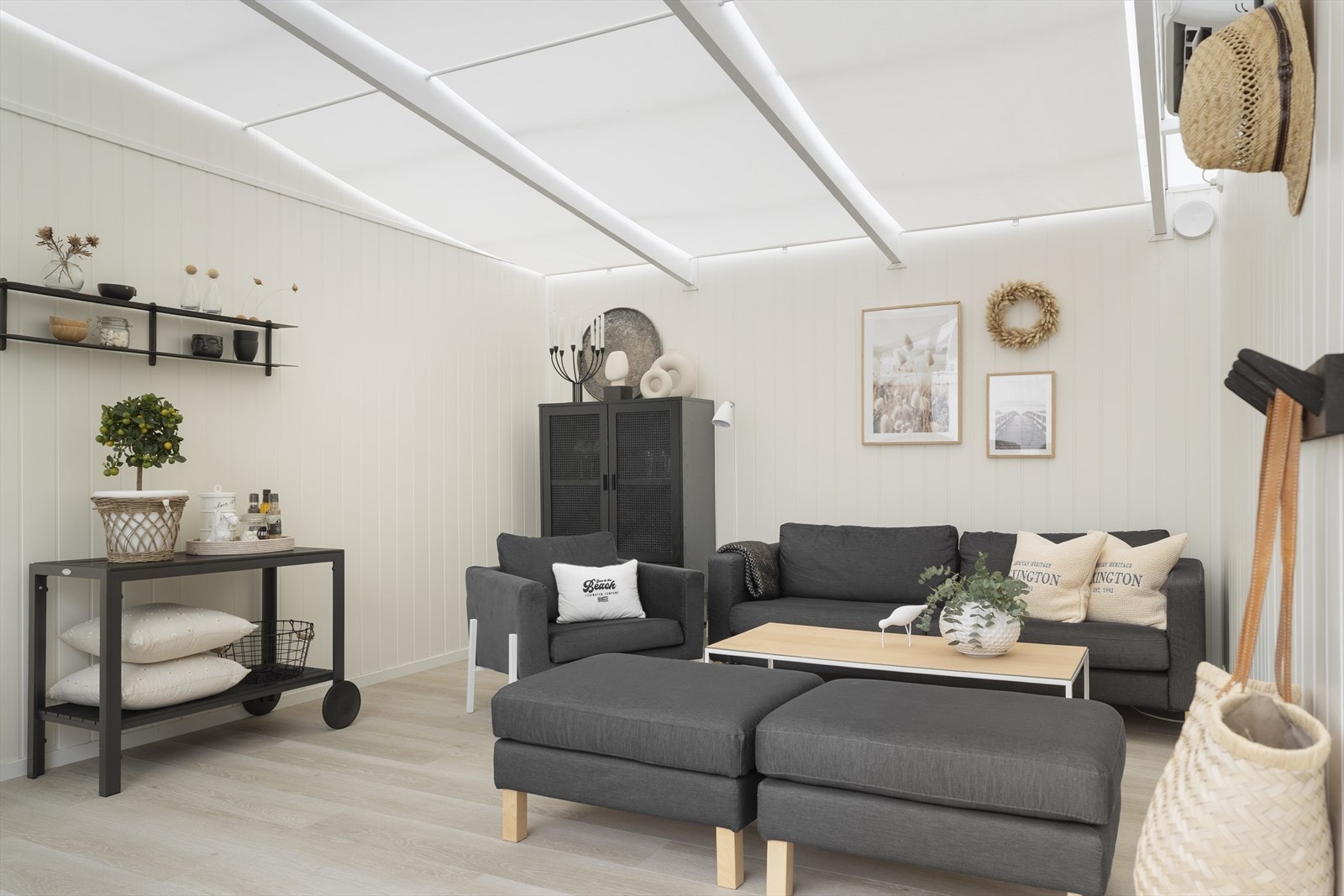 Innvendig er gulvoverflaten belagt med laminat, og veggene har MDF-panel - i ca. 2021 ble gulv og vegger etterisolert, og det ble på samme tidspunkt lagt inn strøm i hagestuen Galleribilde