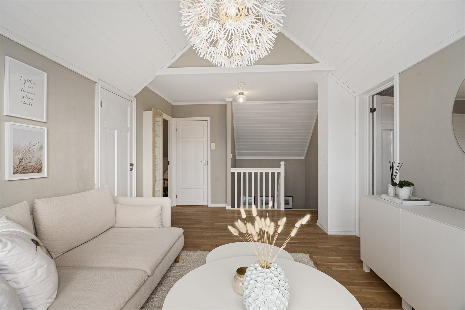 I boligens loftsetasje finner du loftstue, tre soverom, bad og kott - det er lagt ny eikeparkett på alle gulvene på loftet i ca. 2023 Galleribilde