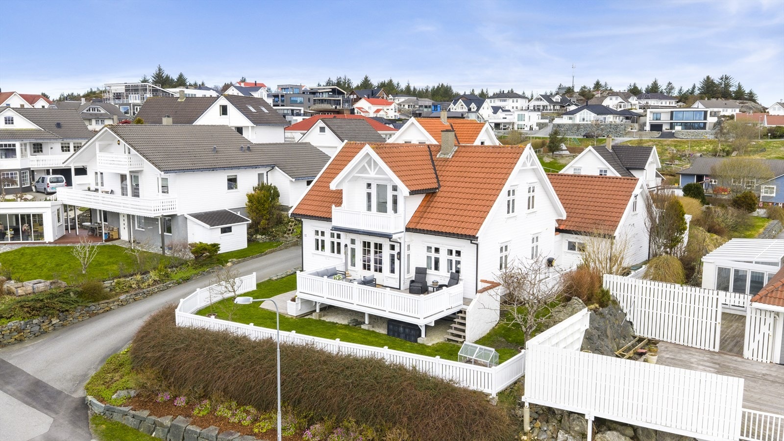 Selger opplyser at boligen er oppført med høyere standard enn kravene som gjaldt ved oppføring i 1997, blant annet med 150 mm isolerte yttervegger Galleribilde