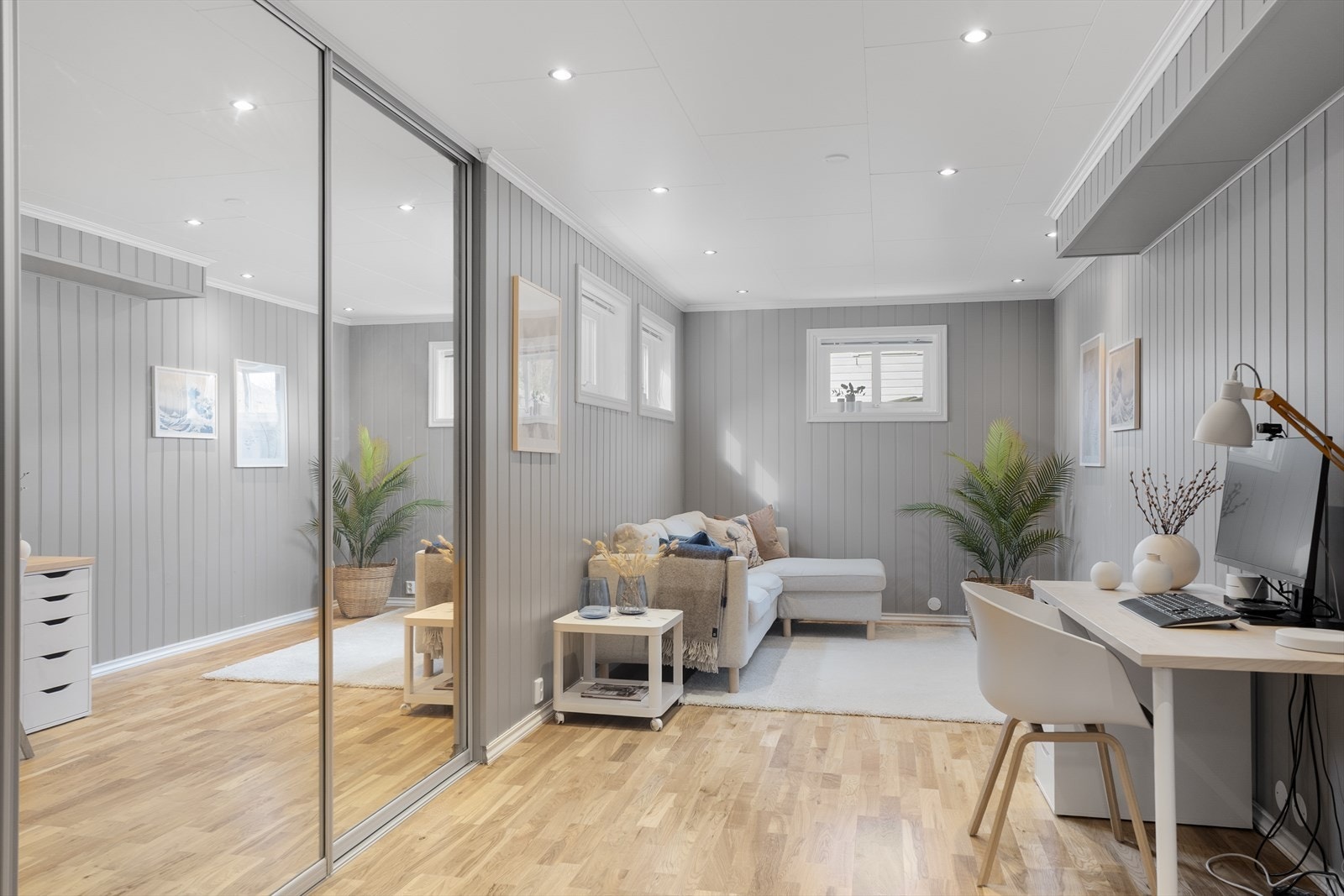 Stor og flott kjellerstue med parkett på gulvet og panel på veggene- det presiseres at kjellerstuen er ikke omsøkt og godkjent som rom for varig opphold Galleribilde
