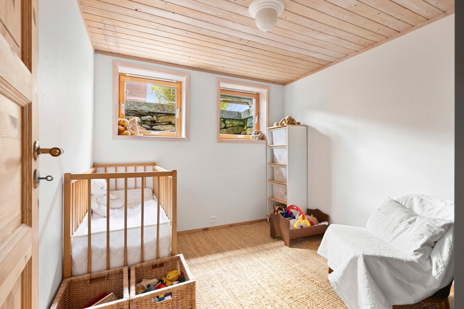 Soverommene er lyse og trivelige med gode møbleringsmuligheter. Soverommene er nylig omsøkt og godkjent, men det foreligger imidlertid ikke ferdigattest. Galleribilde