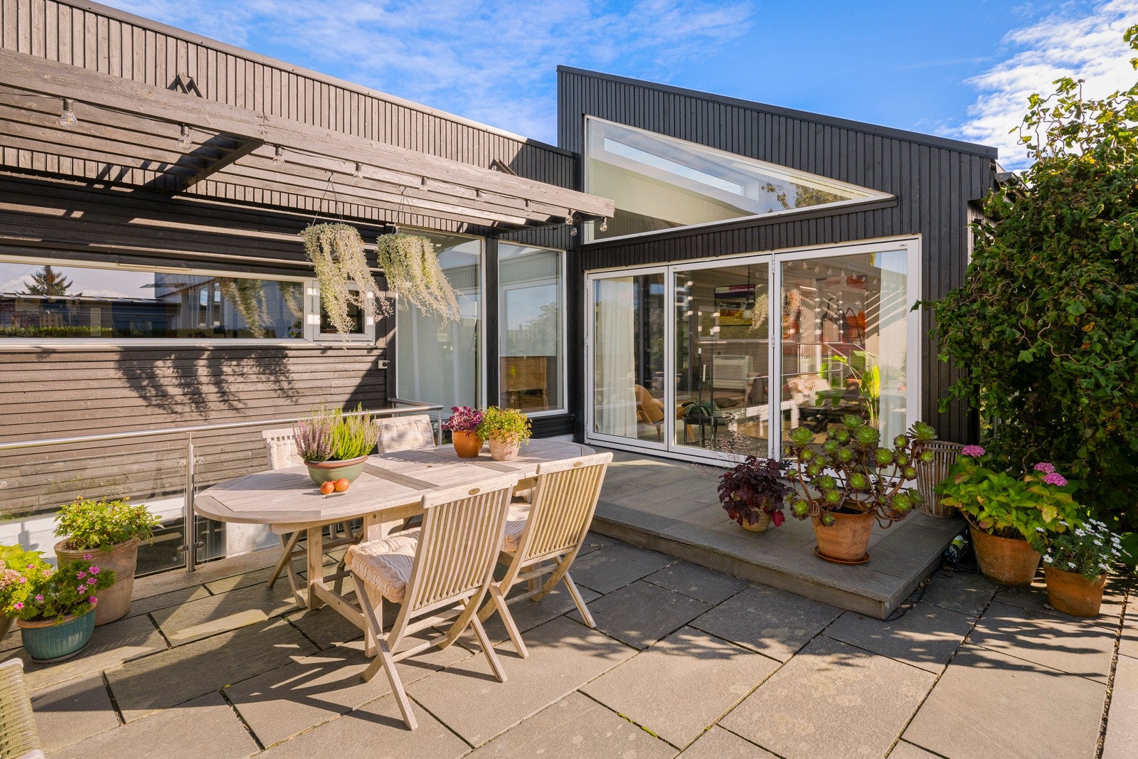 Uteområdet fremstår som svært innbydende og variert, med en pent opparbeidet tomt på ca. 850 m² som gir gode muligheter for både lek, avslapning og sosiale sammenkomster. Galleribilde