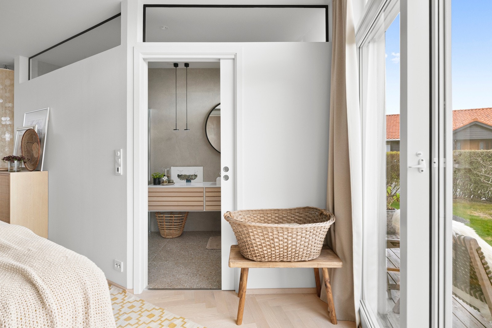 Badet i hovedetasjen er fra 2019 og holder en moderne og tidsriktig standard med flislagte overflater og varmekabler i gulv Galleribilde