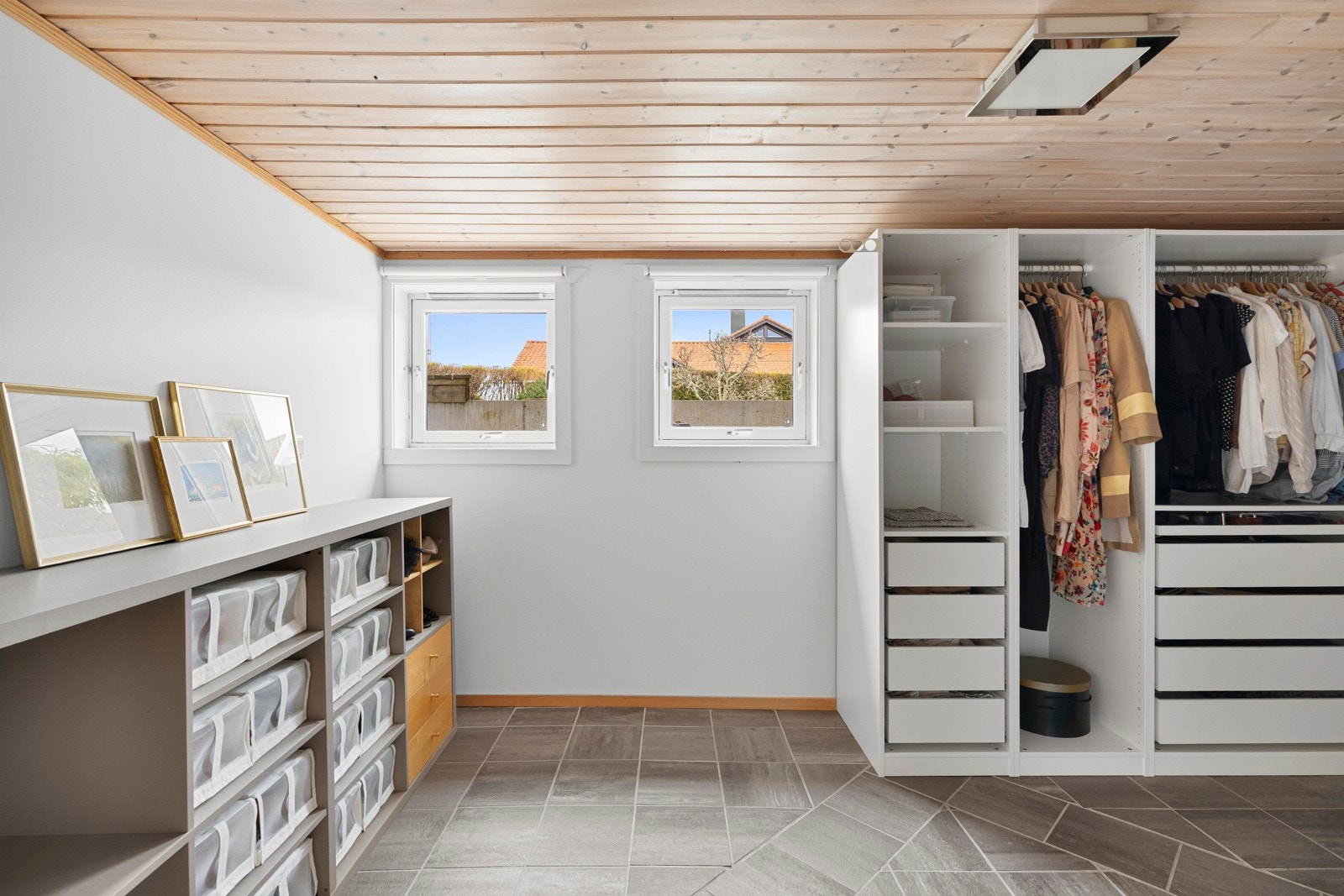 Herfra er det direkte adkomst til en romslig walk-in garderobe. Rommet er nylig omsøkt og godkjent som soverom, men benyttes i dag som garderobe. Galleribilde