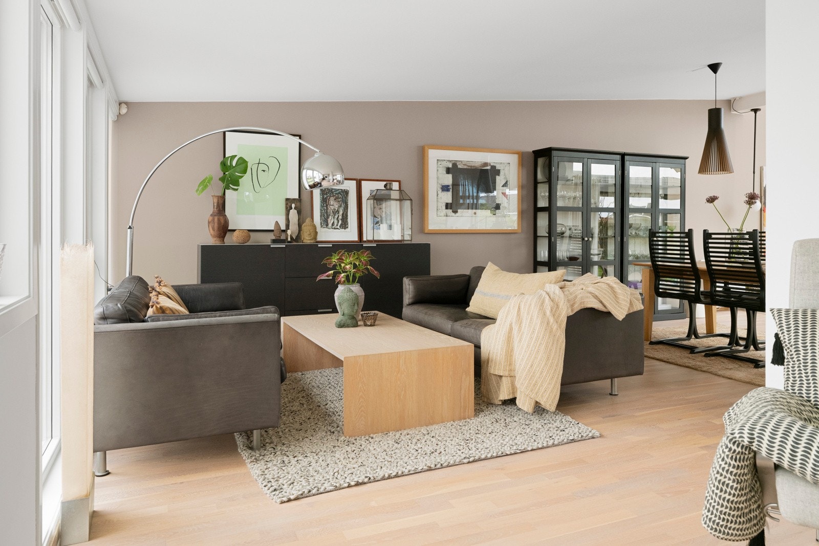 Stuen er romslig og svært lys med store vindusflater som slipper inn rikelig med dagslys og understreker boligens luftige preg. Galleribilde