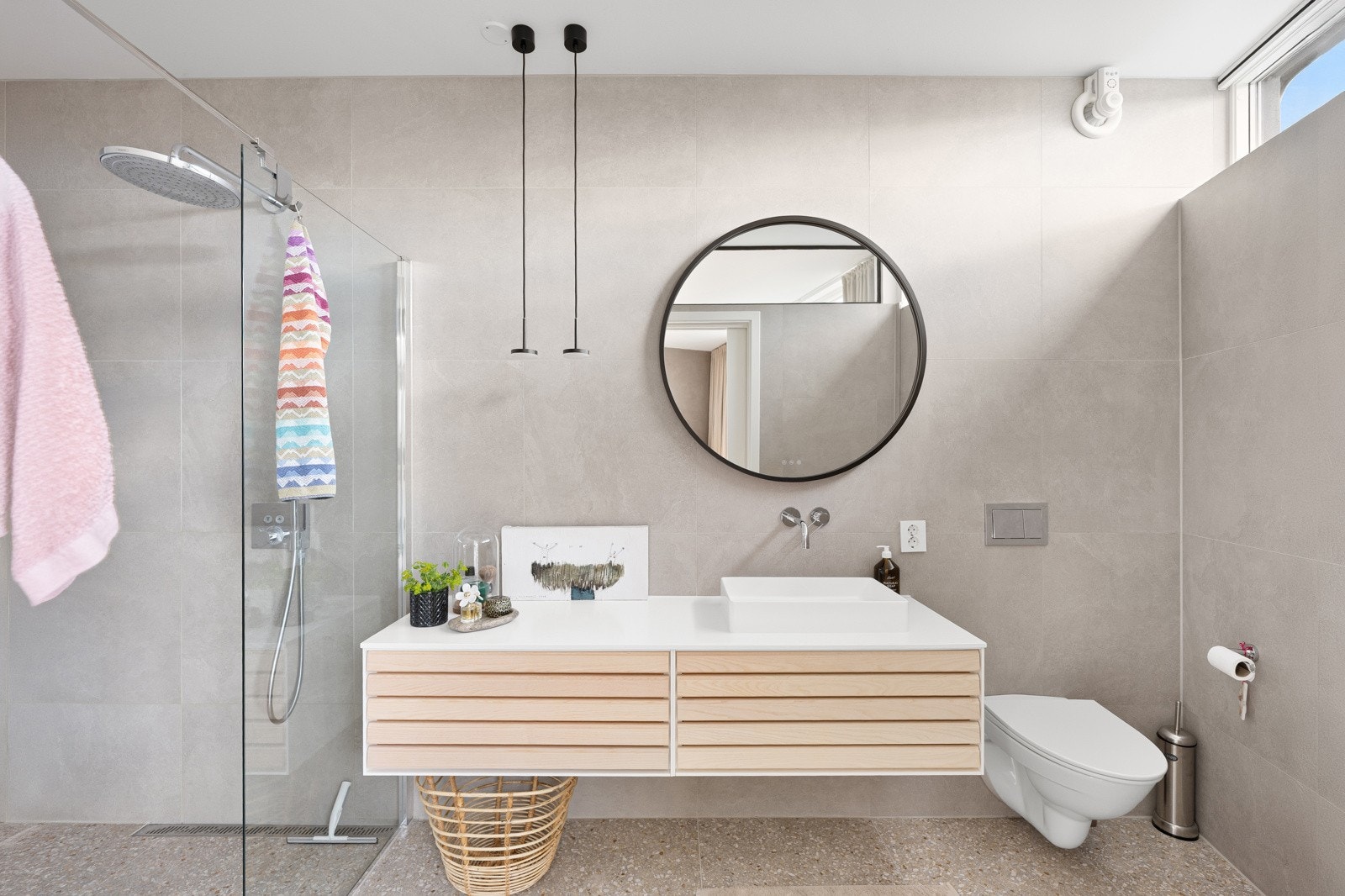 Badet er innredet med baderomsmøbel fra Svane kjøkken, og holder en moderne standard som samsvarer med resten av oppgraderingen Galleribilde