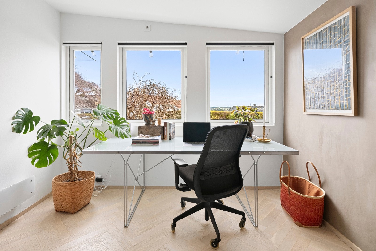 Her er det plass til skrivebord og oppbevaring, og rommet ligger skjermet til slik at man får gode arbeidsforhold uten forstyrrelser fra øvrige oppholdsrom. Galleribilde