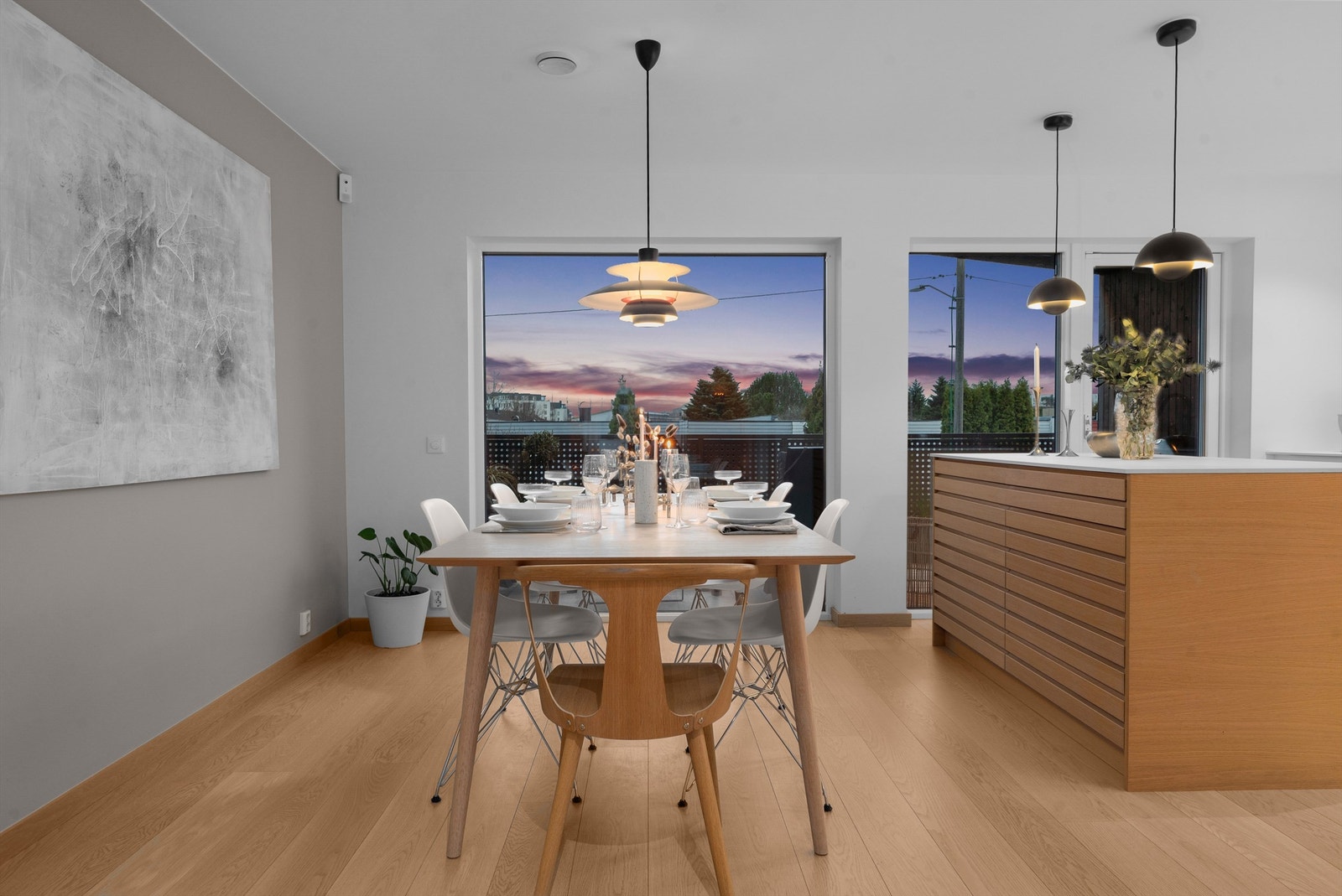 Spiseplassen er et naturlig midtpunkt i etasjen, med utsikt gjennom de store vinduene. Galleribilde