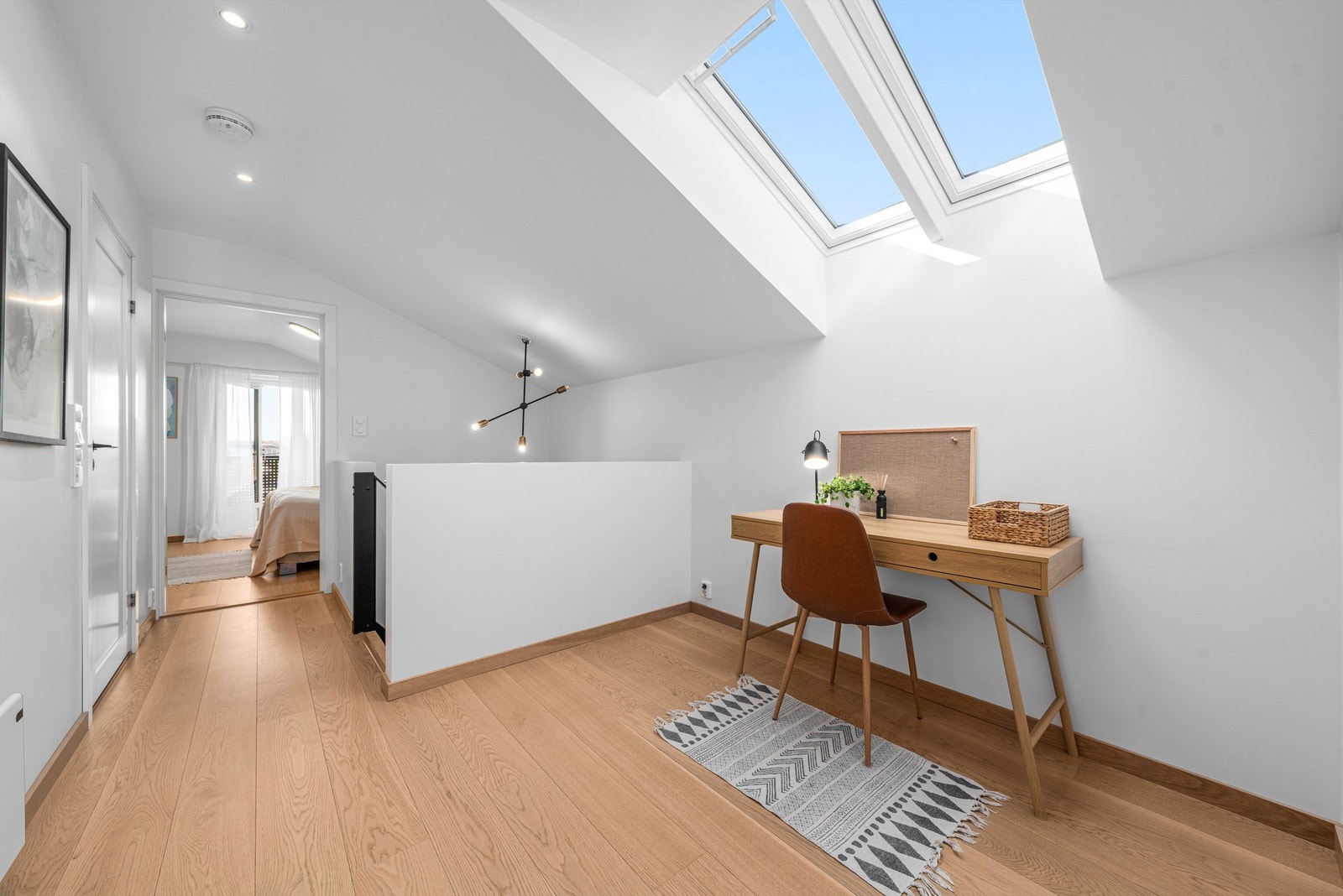 Loftstuen i tredje etasje er et lyst og luftig rom med takvinduer, ideelt som en ekstra TV-stue eller kontorplass. Galleribilde